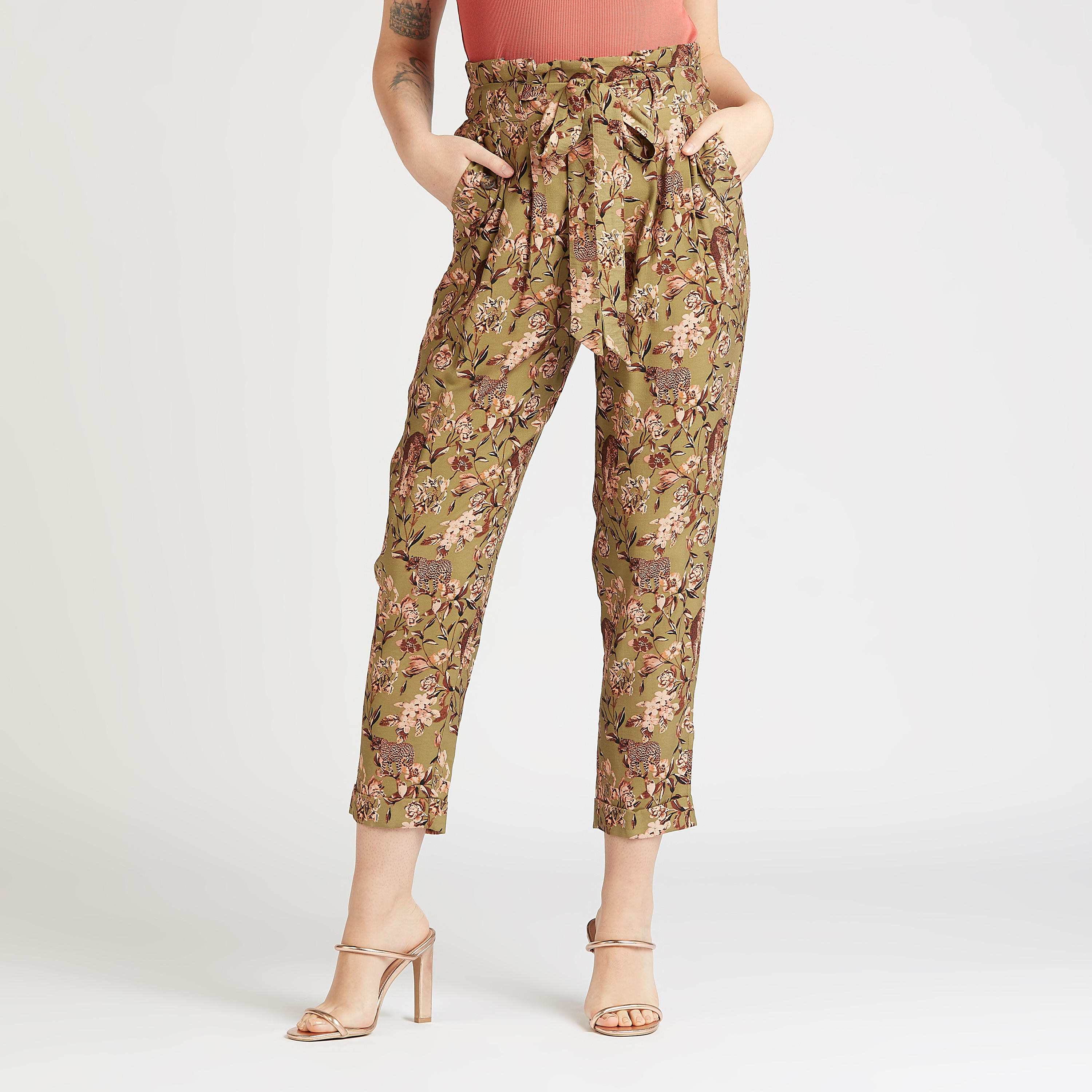 بنطلون قصير بطبعات أزهار بخصرمتوسط الارتفاع بجيوب وأربطة-women-clothing-bottoms-trousers-image-1