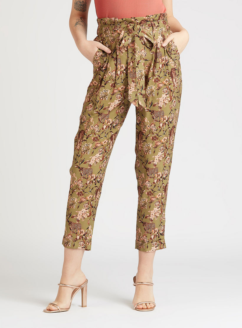بنطلون قصير بطبعات أزهار بخصرمتوسط الارتفاع بجيوب وأربطة-women-clothing-bottoms-trousers-image-1