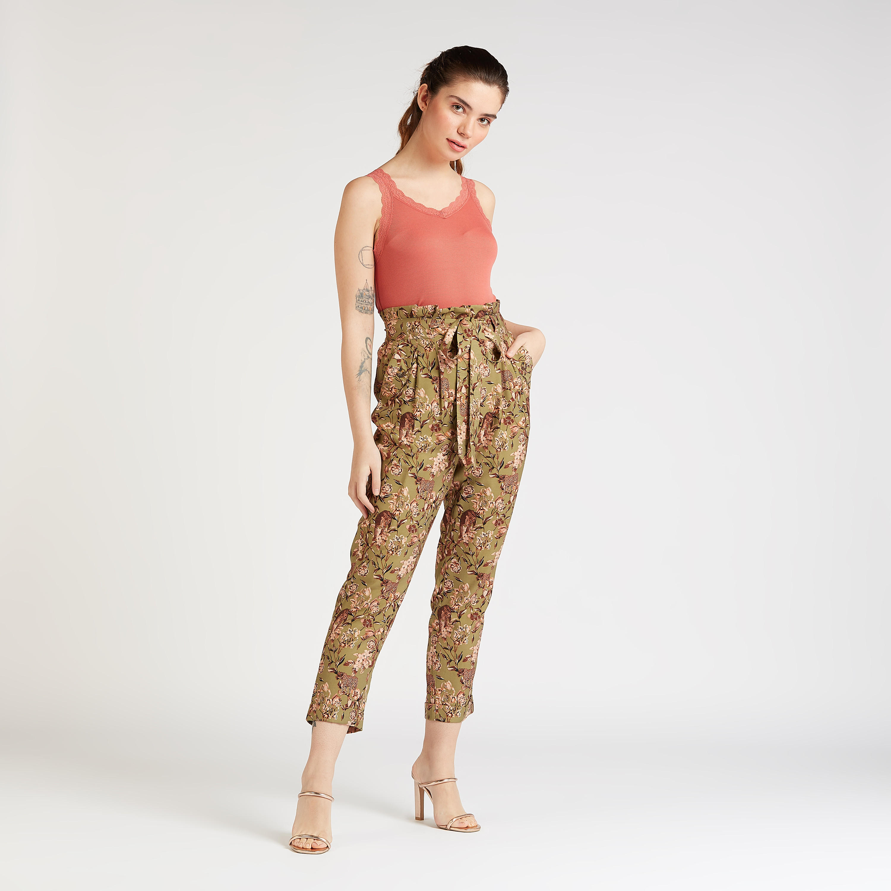 بنطلون قصير بطبعات أزهار بخصرمتوسط الارتفاع بجيوب وأربطة-women-clothing-bottoms-trousers-image-2