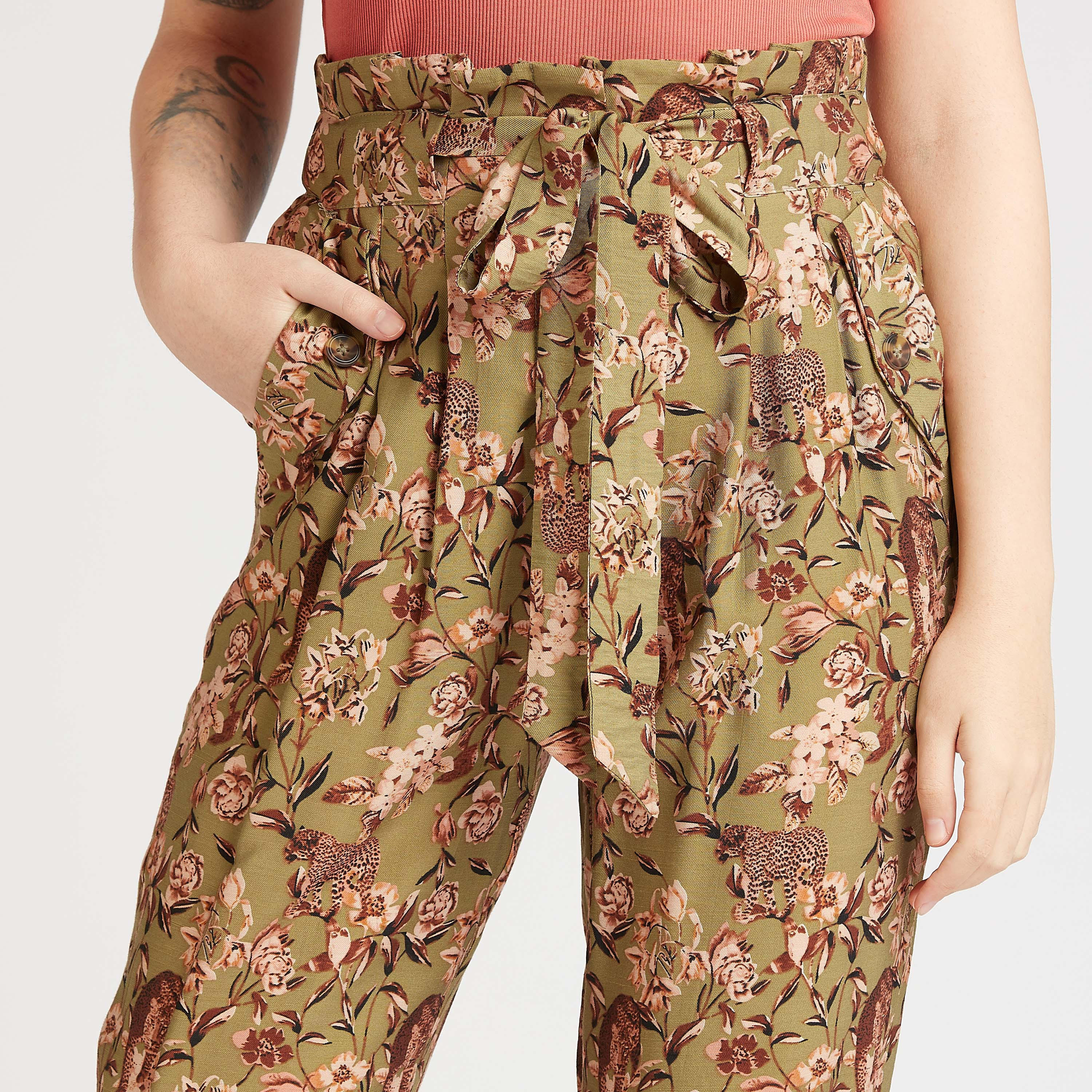بنطلون قصير بطبعات أزهار بخصرمتوسط الارتفاع بجيوب وأربطة-women-clothing-bottoms-trousers-image-3