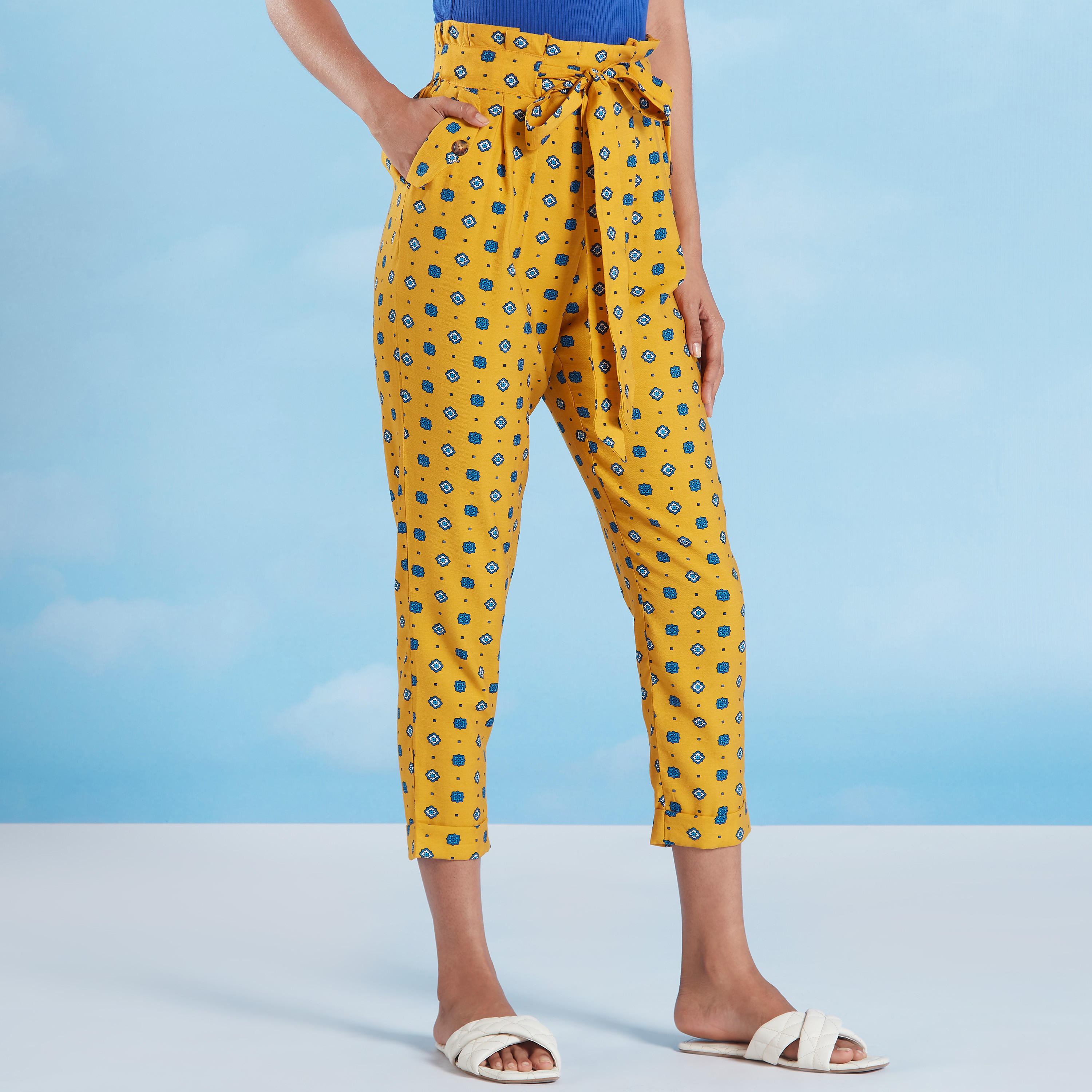 بنطلون قصير بطبعات و بخصر متوسط الإرتفاع بجيوب وأربطة-women-clothing-bottoms-trousers-image-1