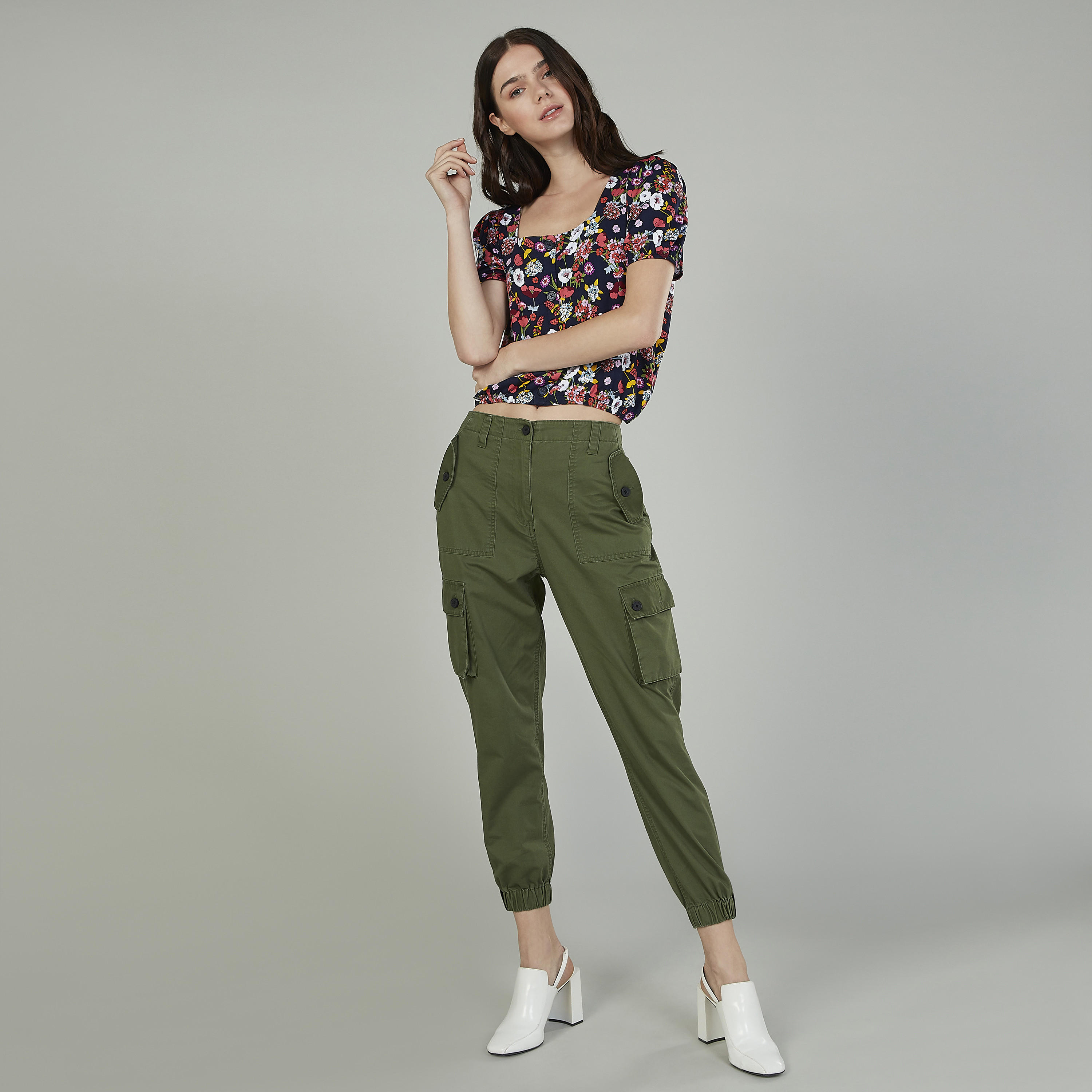 بنطلون سادة بخصر متوسط الارتفاع وعراوي وتفاصيل جيوب-women-clothing-bottoms-trousers-image-2