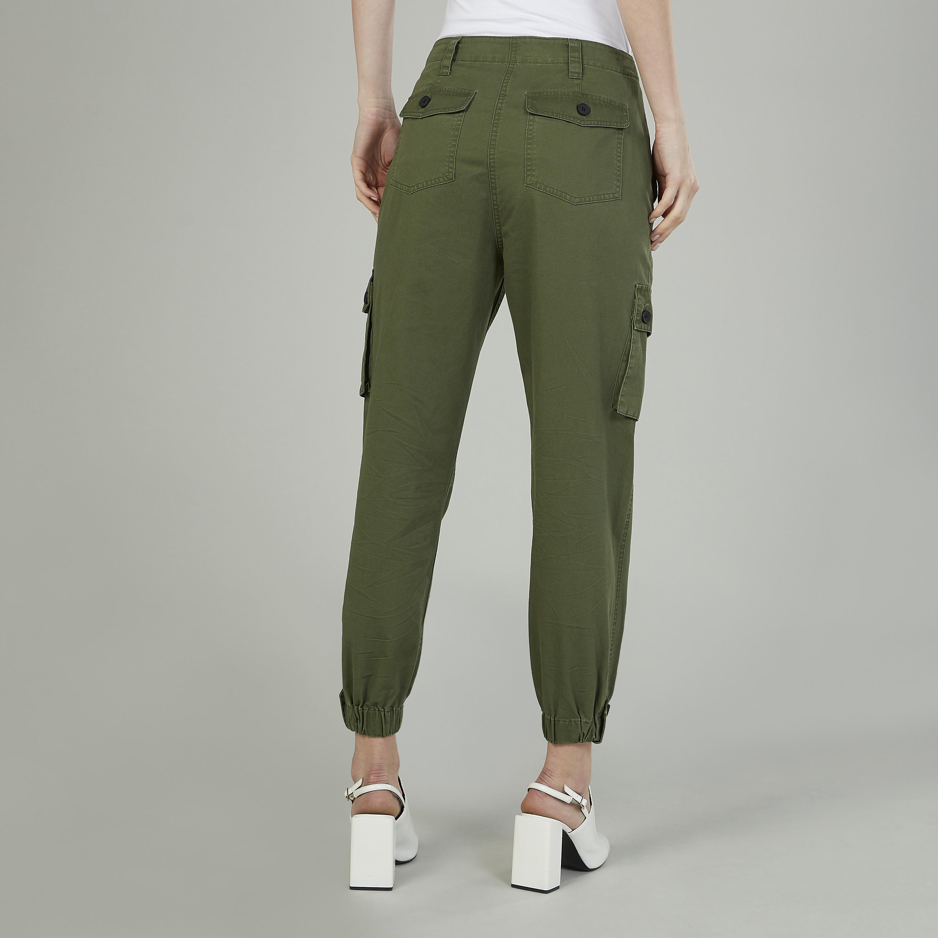 بنطلون سادة بخصر متوسط الارتفاع وعراوي وتفاصيل جيوب-women-clothing-bottoms-trousers-image-4