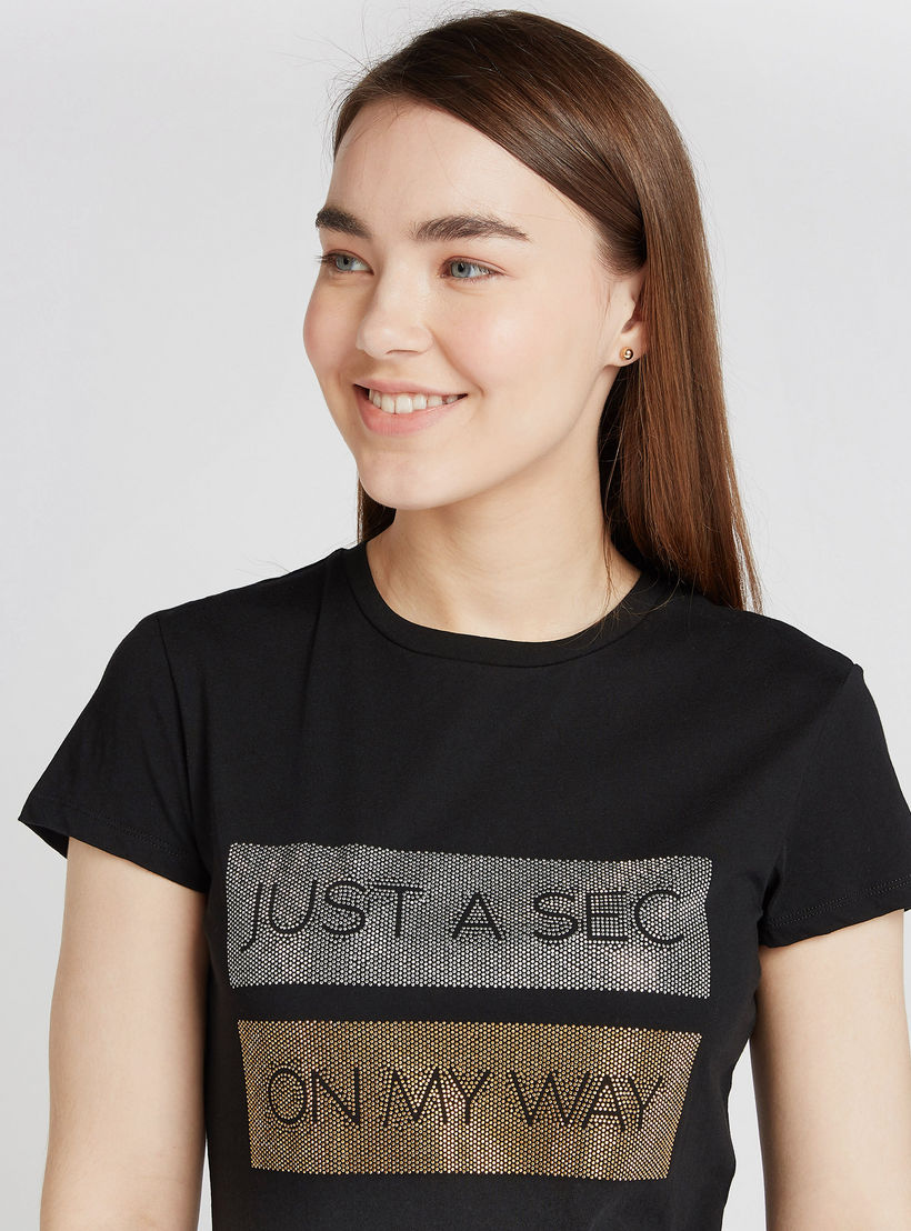 تيشيرت بياقة ضيّقة وأكمام قصيرة وطبعات-women-clothing-tshirts-image-2