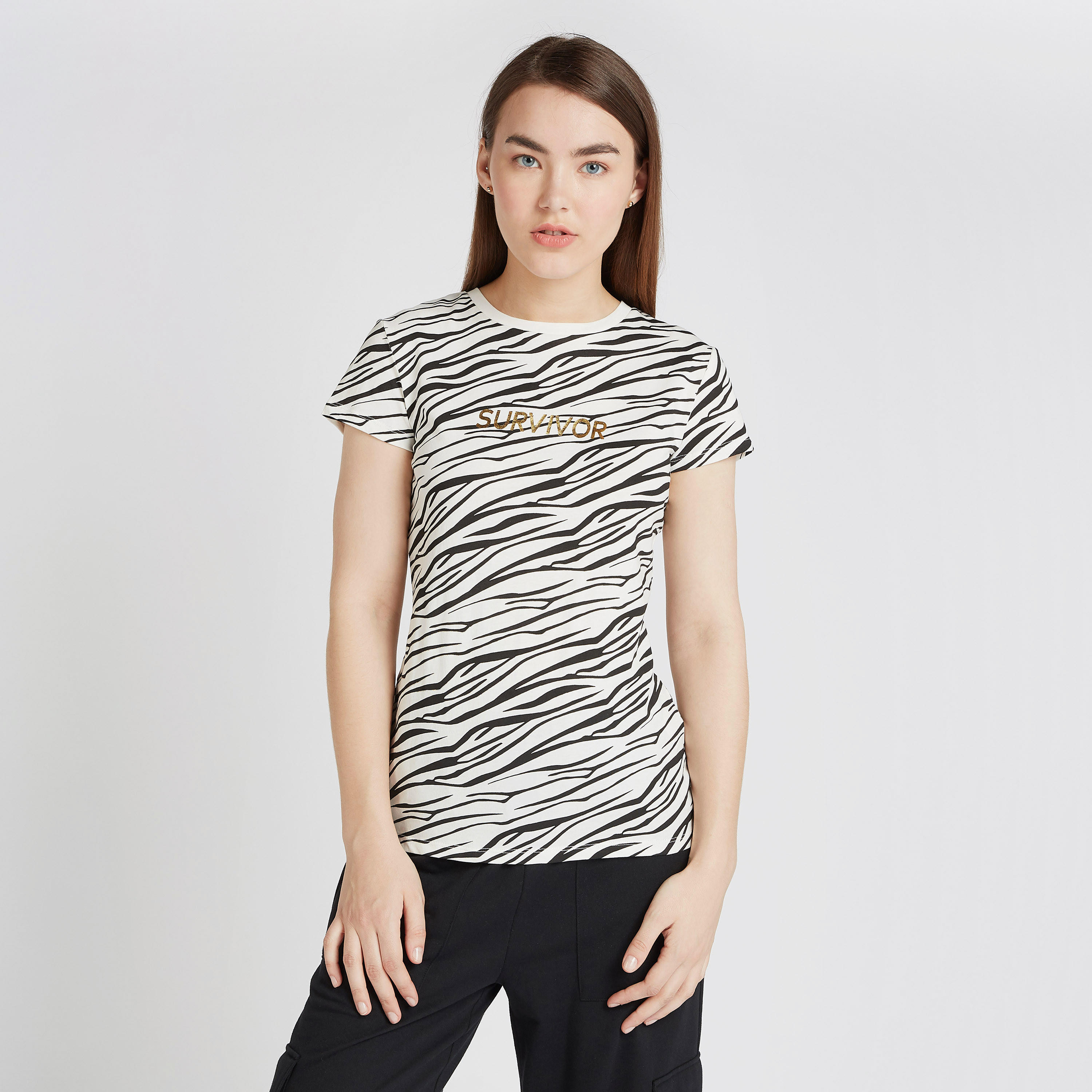 تيشيرت بياقة ضيّقة وأكمام قصيرة وطبعات-women-clothing-tshirts-image-1