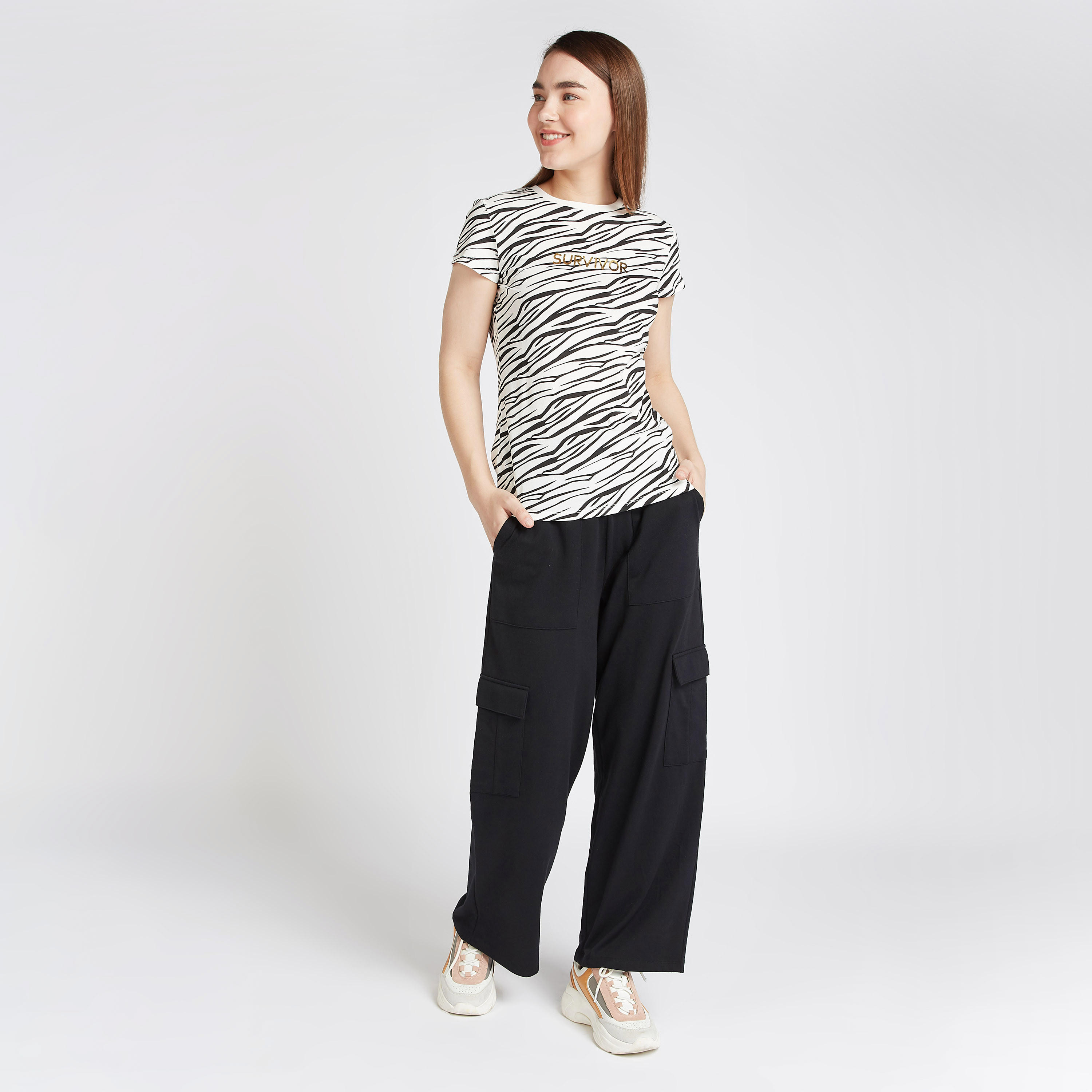تيشيرت بياقة ضيّقة وأكمام قصيرة وطبعات-women-clothing-tshirts-image-2
