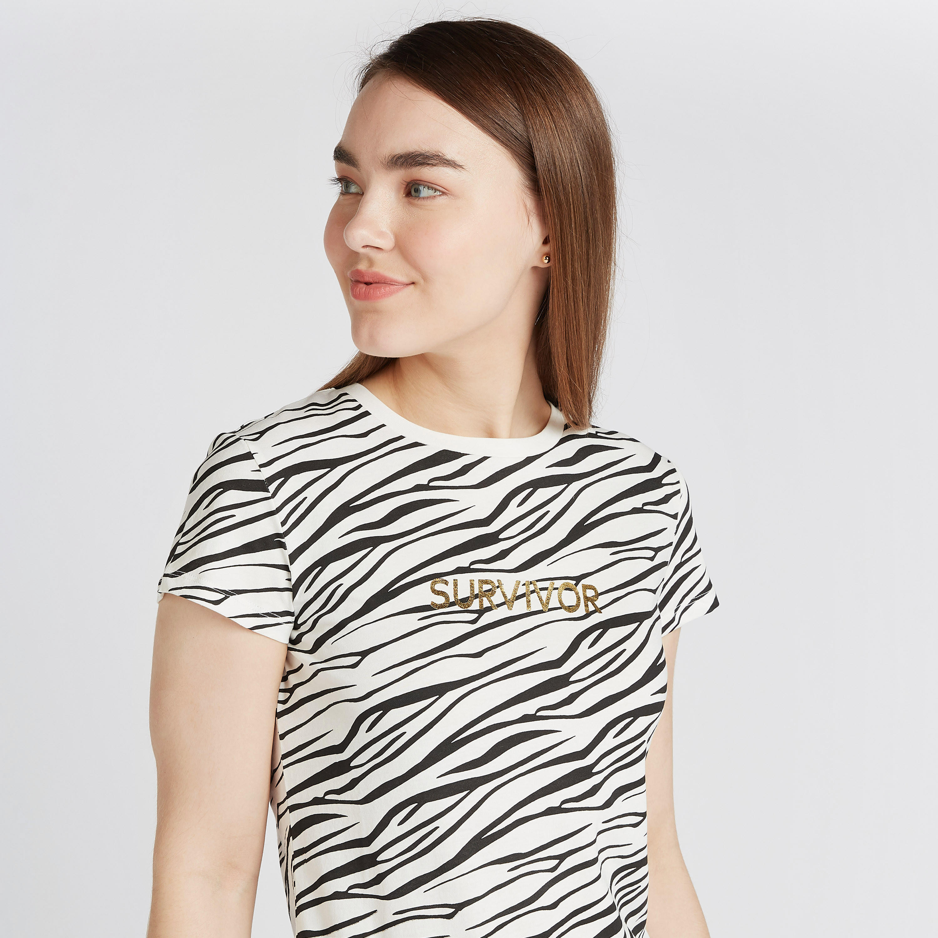 تيشيرت بياقة ضيّقة وأكمام قصيرة وطبعات-women-clothing-tshirts-image-3