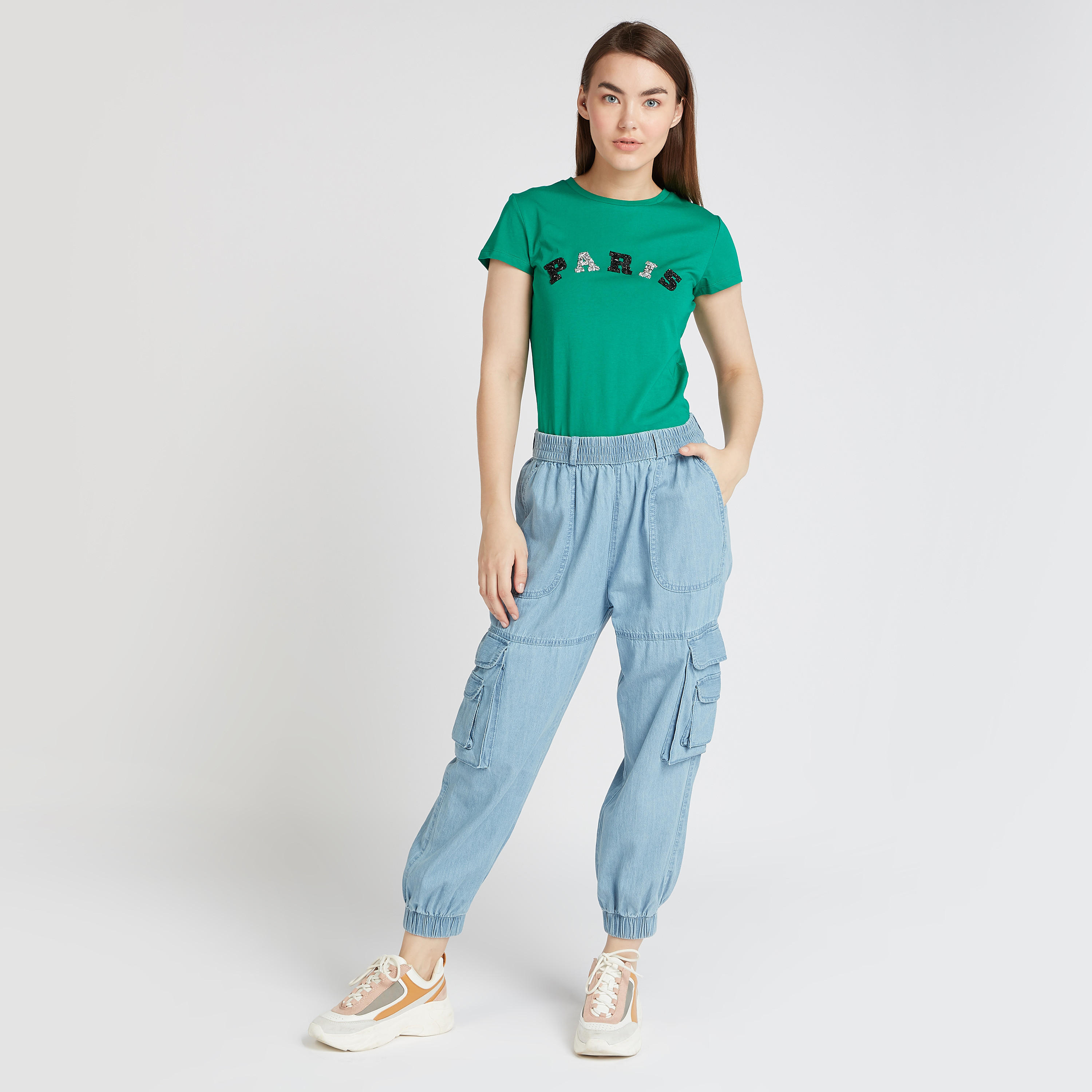 تيشيرت بياقة ضيّقة وأكمام كاب وطبعات تايبوجرافيك-women-clothing-tshirts-image-2