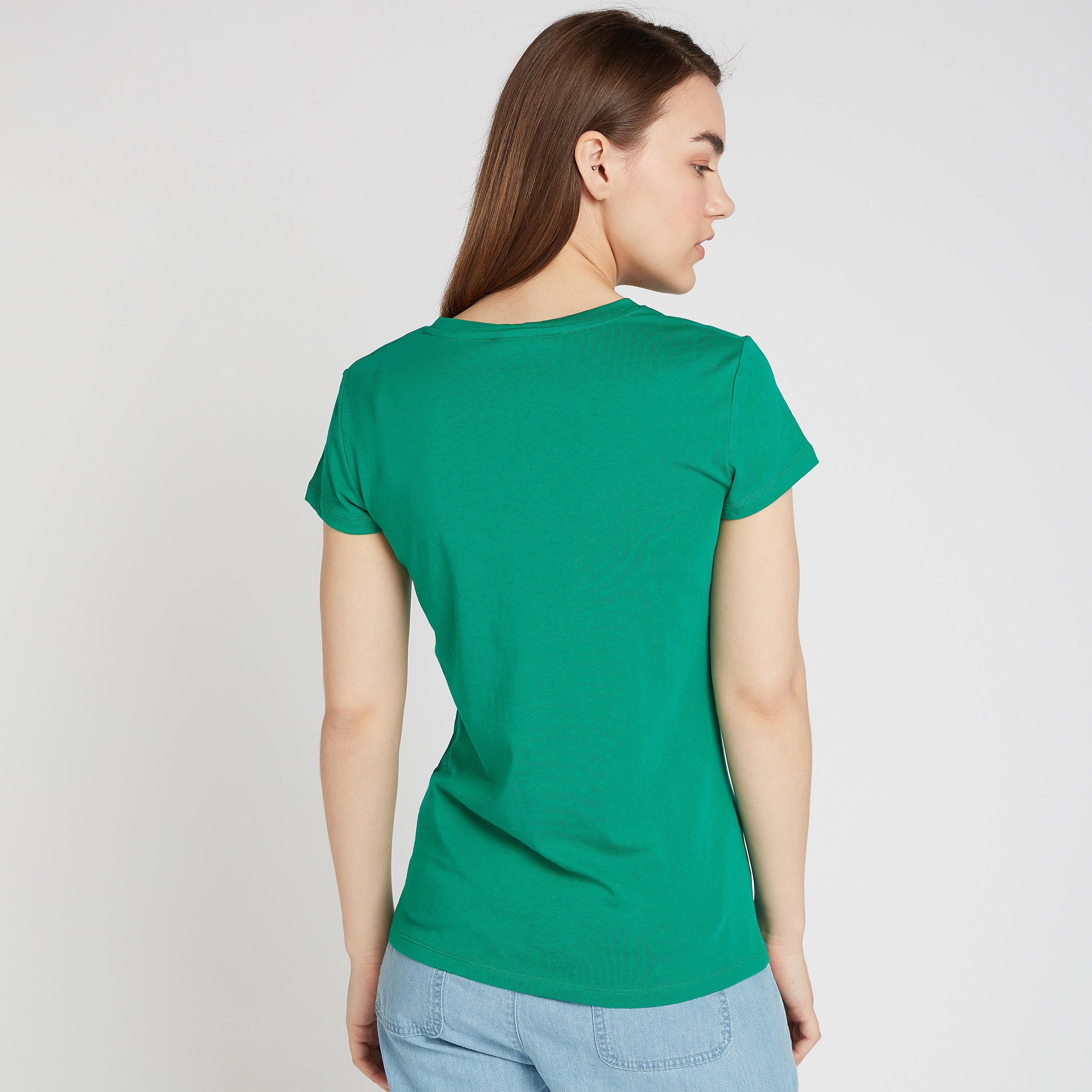 تيشيرت بياقة ضيّقة وأكمام كاب وطبعات تايبوجرافيك-women-clothing-tshirts-image-4