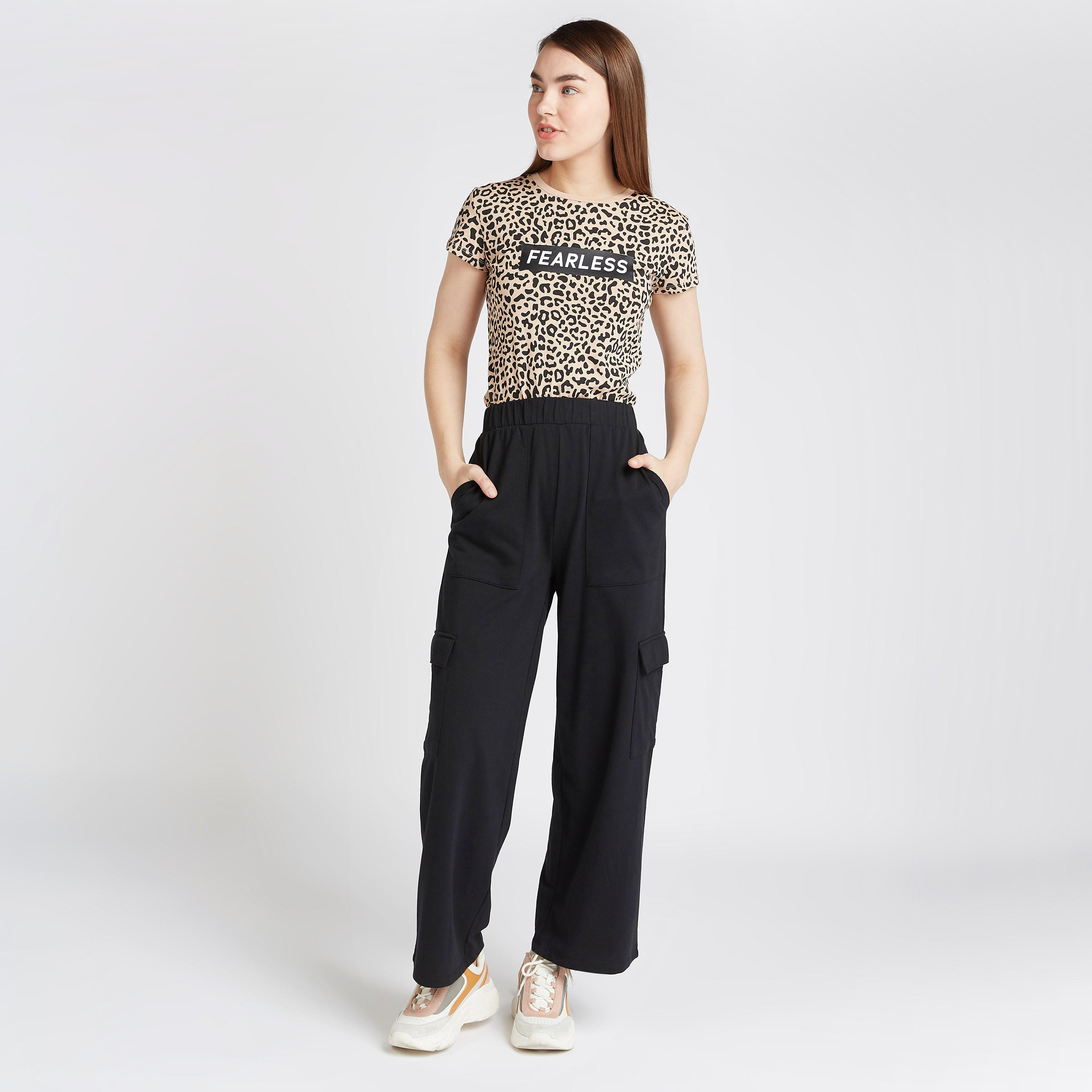 تيشيرت بياقة ضيّقة وأكمام قصيرة وطبعات-women-clothing-tshirts-image-2