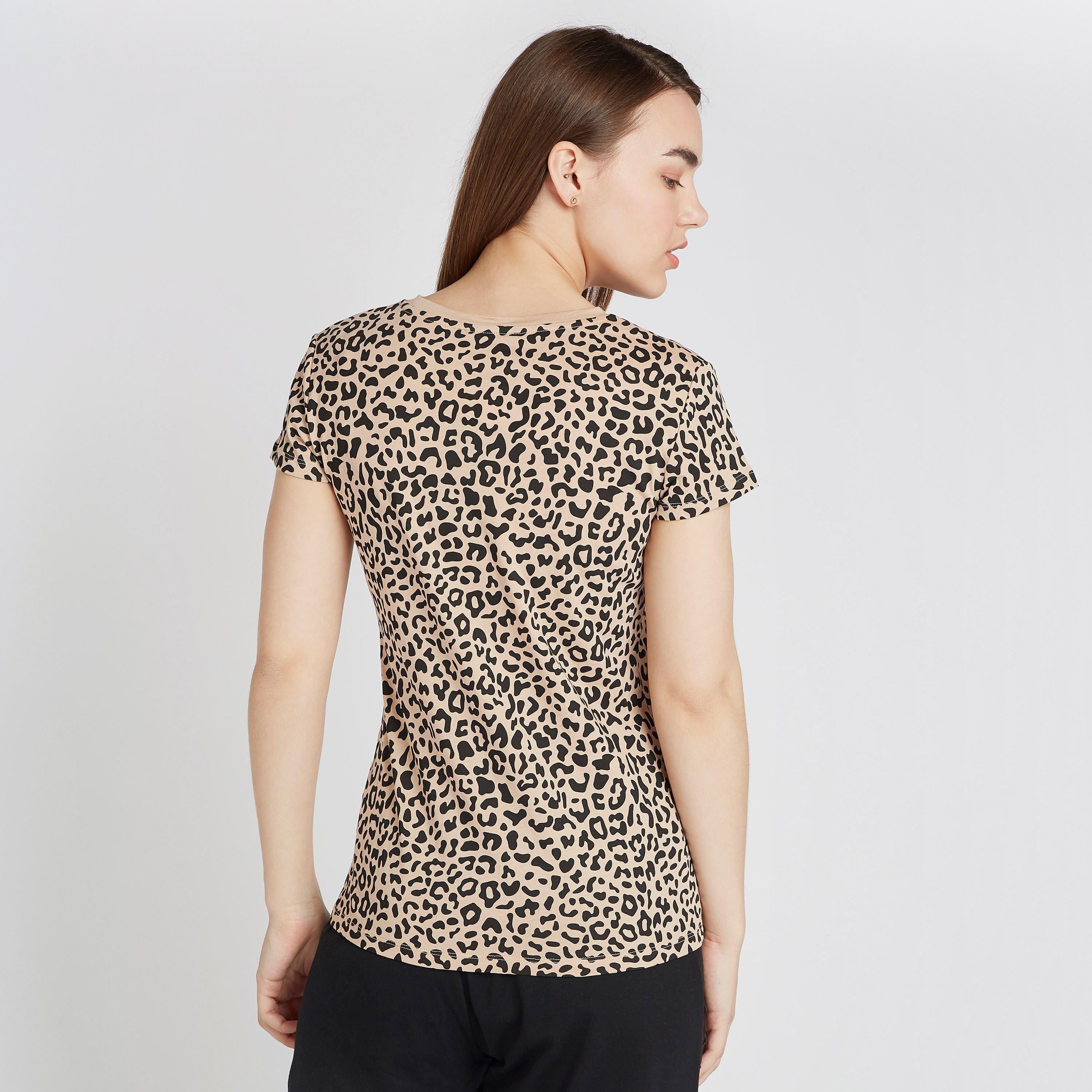 تيشيرت بياقة ضيّقة وأكمام قصيرة وطبعات-women-clothing-tshirts-image-4