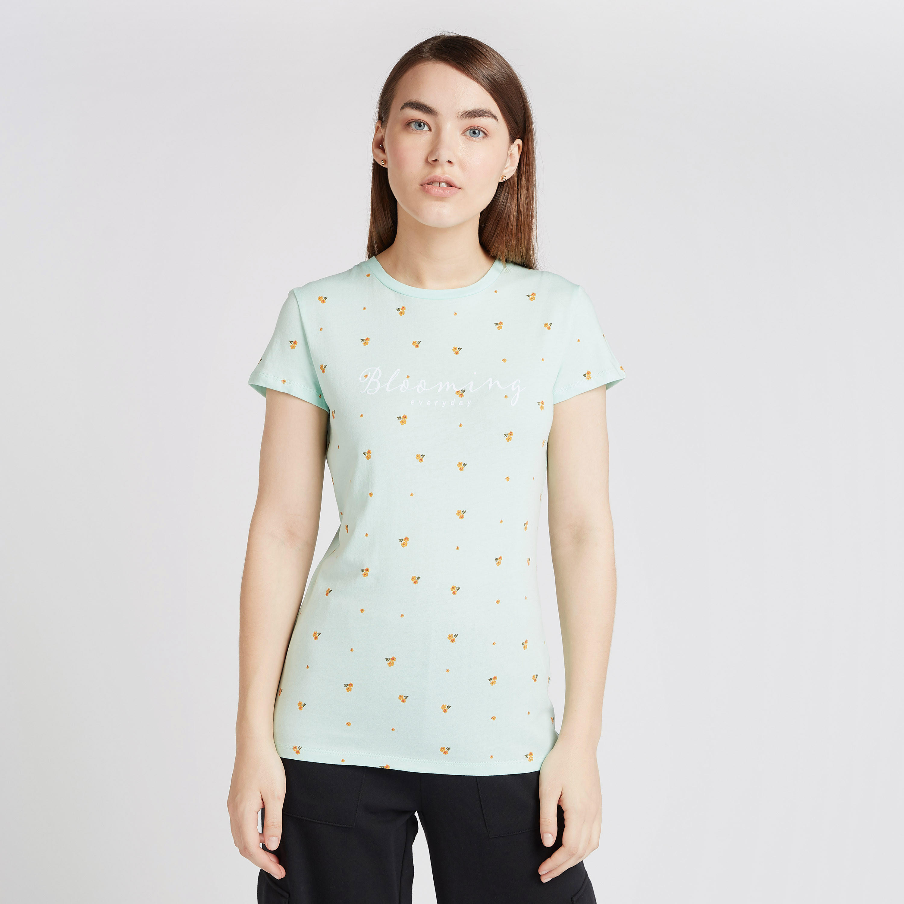 تيشيرت بياقة ضيّقة وأكمام قصيرة وطبعات-women-clothing-tshirts-image-1