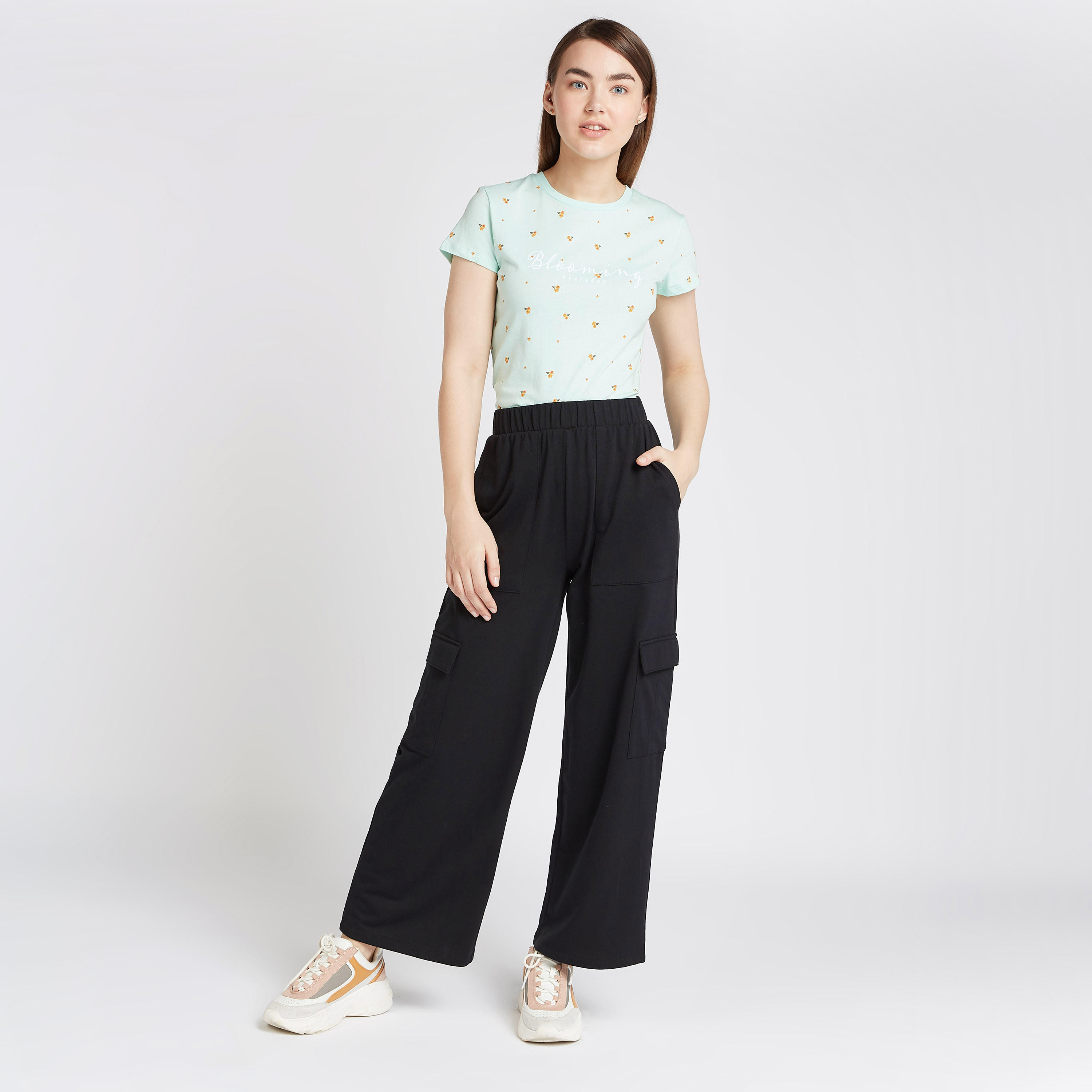 تيشيرت بياقة ضيّقة وأكمام قصيرة وطبعات-women-clothing-tshirts-image-2