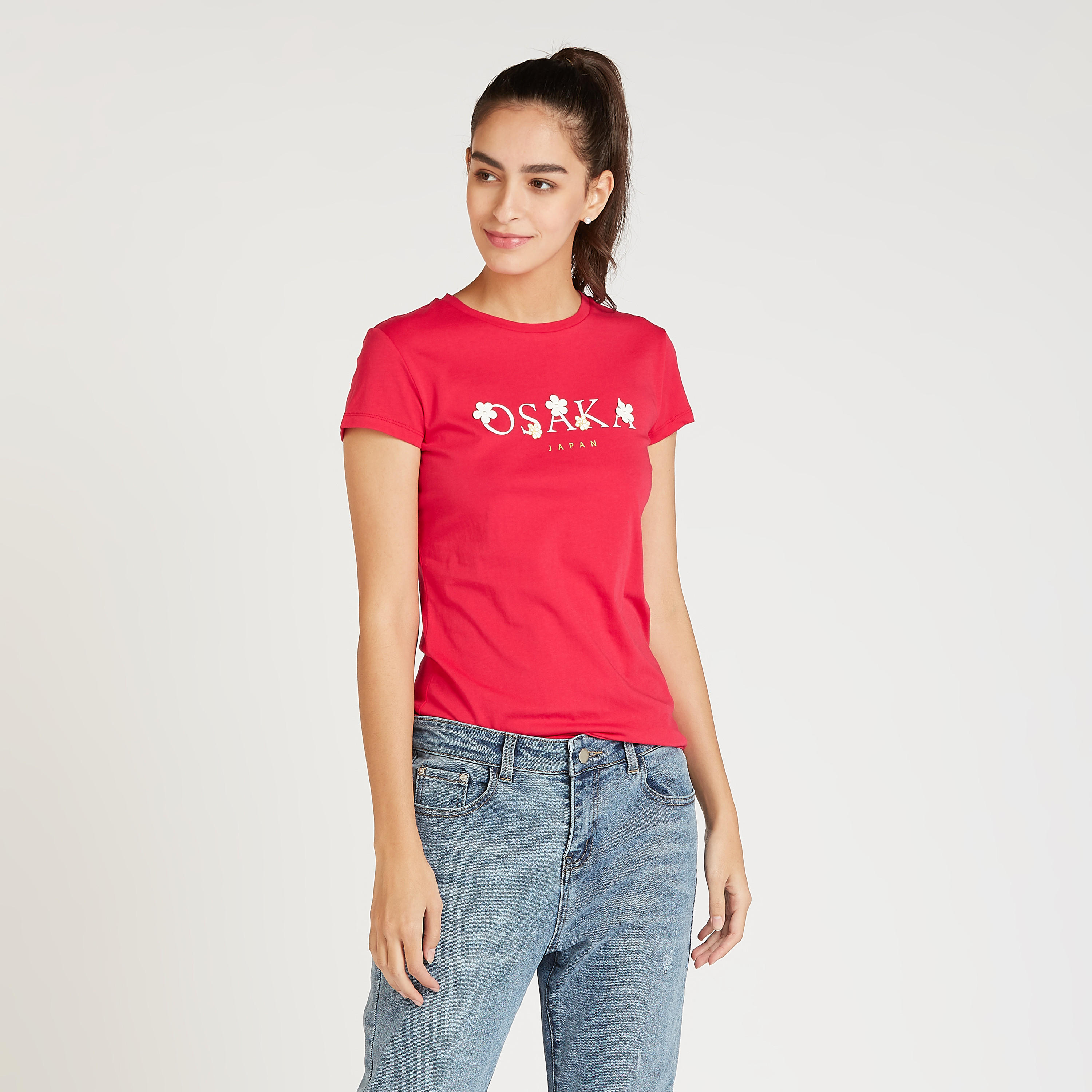 تيشيرت بياقة ضيّقة وأكمام كاب وطبعات-women-clothing-tshirts-image-1