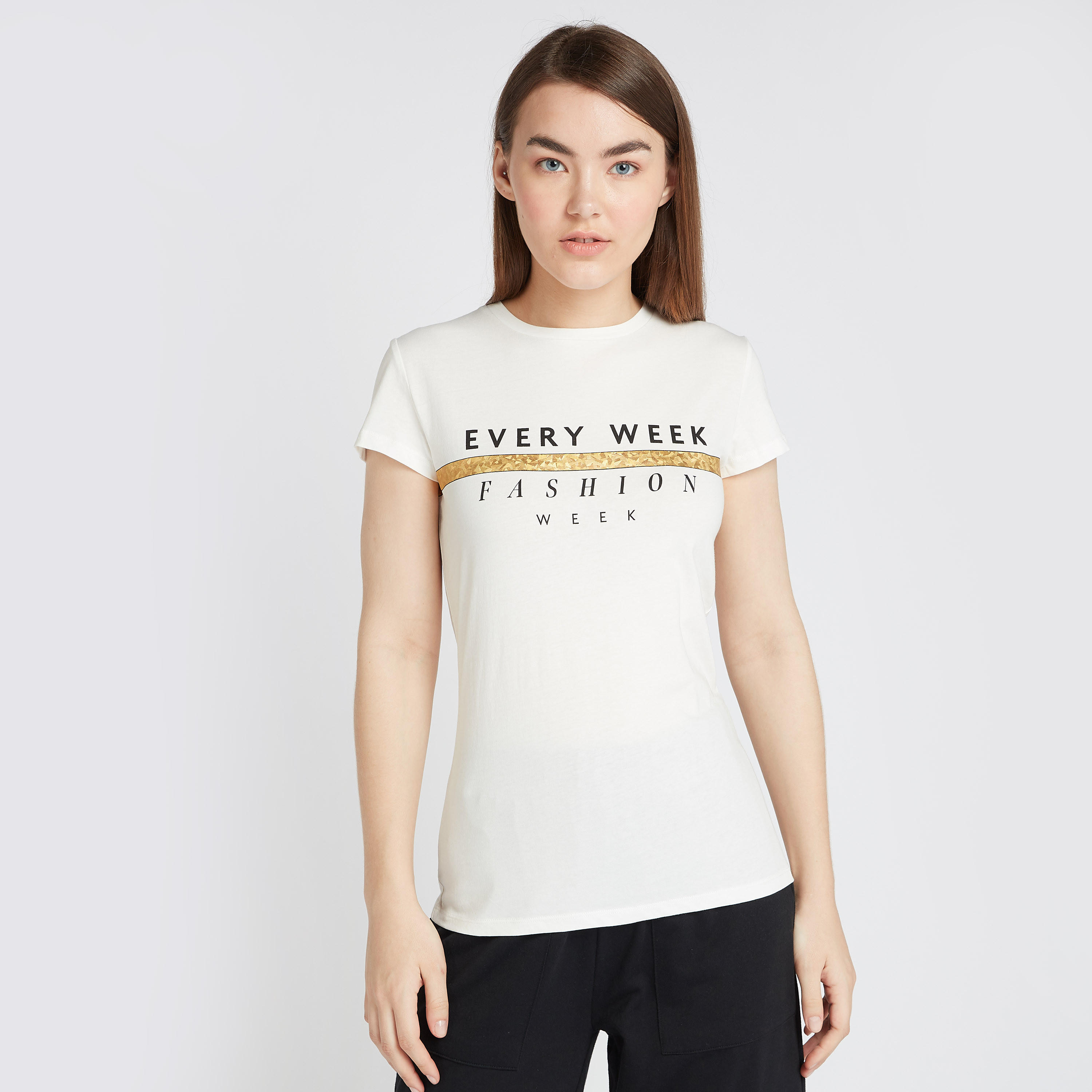 تيشيرت بياقة ضيّقة وأكمام كاب وطبعات تايبوجرافيك-women-clothing-tshirts-image-1