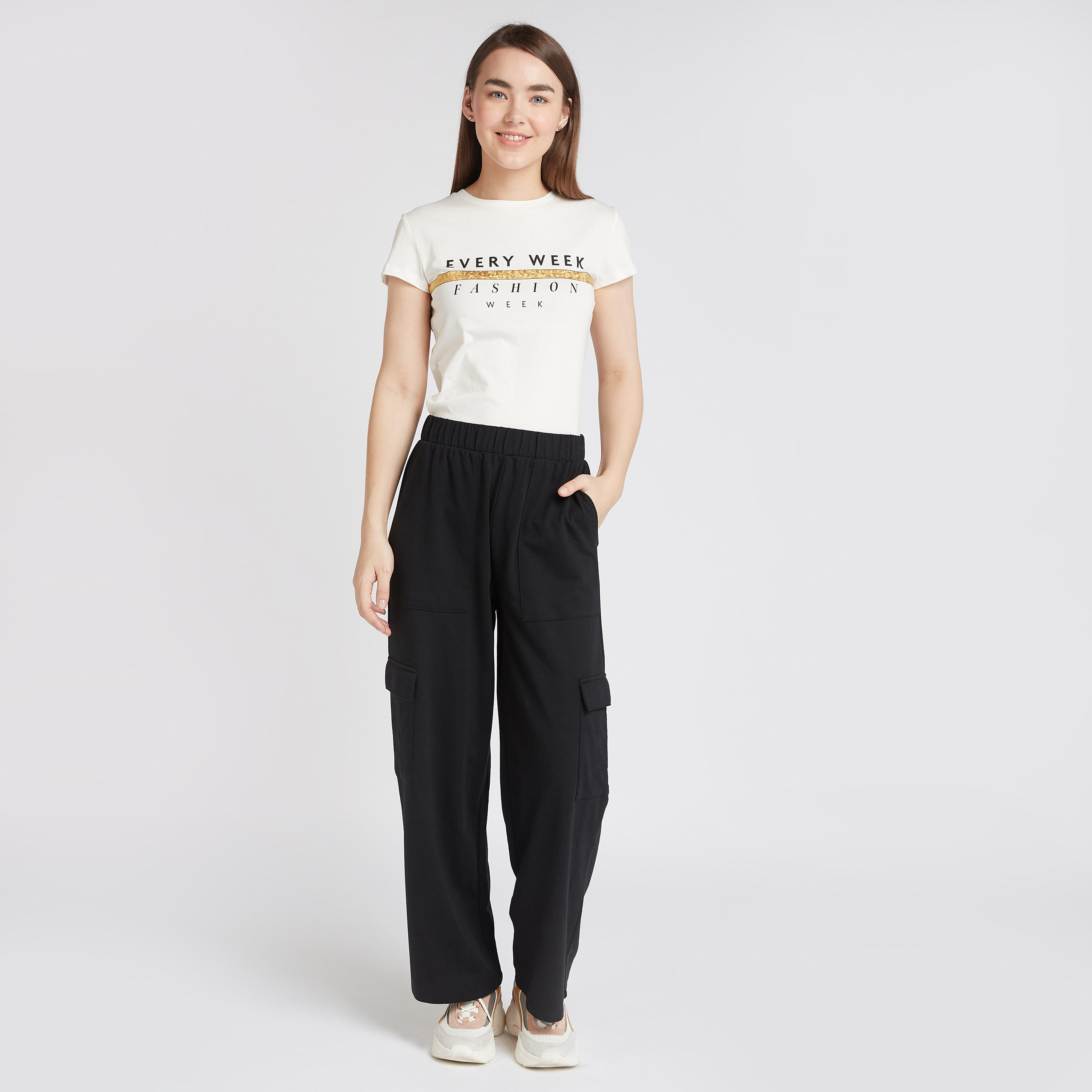 تيشيرت بياقة ضيّقة وأكمام كاب وطبعات تايبوجرافيك-women-clothing-tshirts-image-2