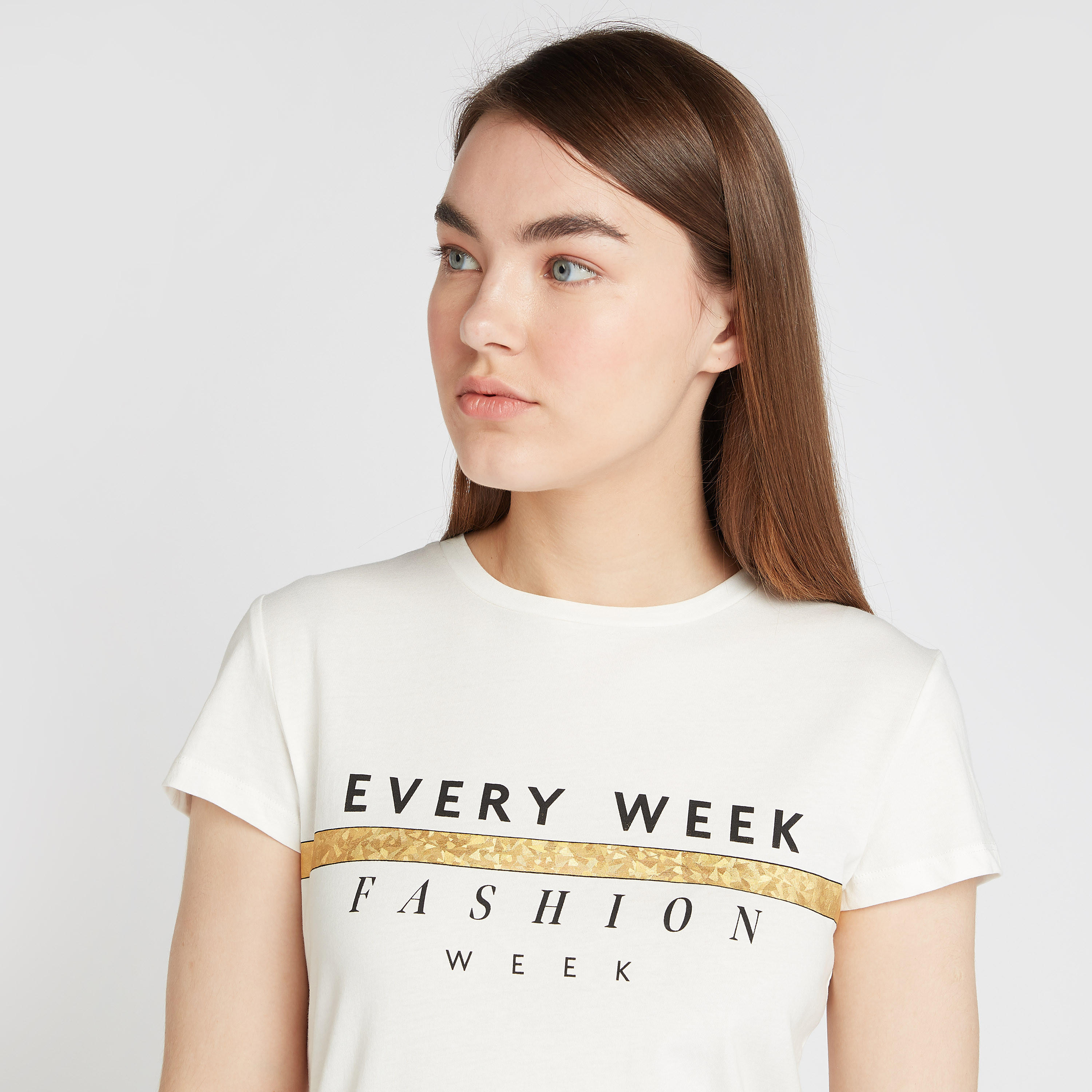 تيشيرت بياقة ضيّقة وأكمام كاب وطبعات تايبوجرافيك-women-clothing-tshirts-image-3