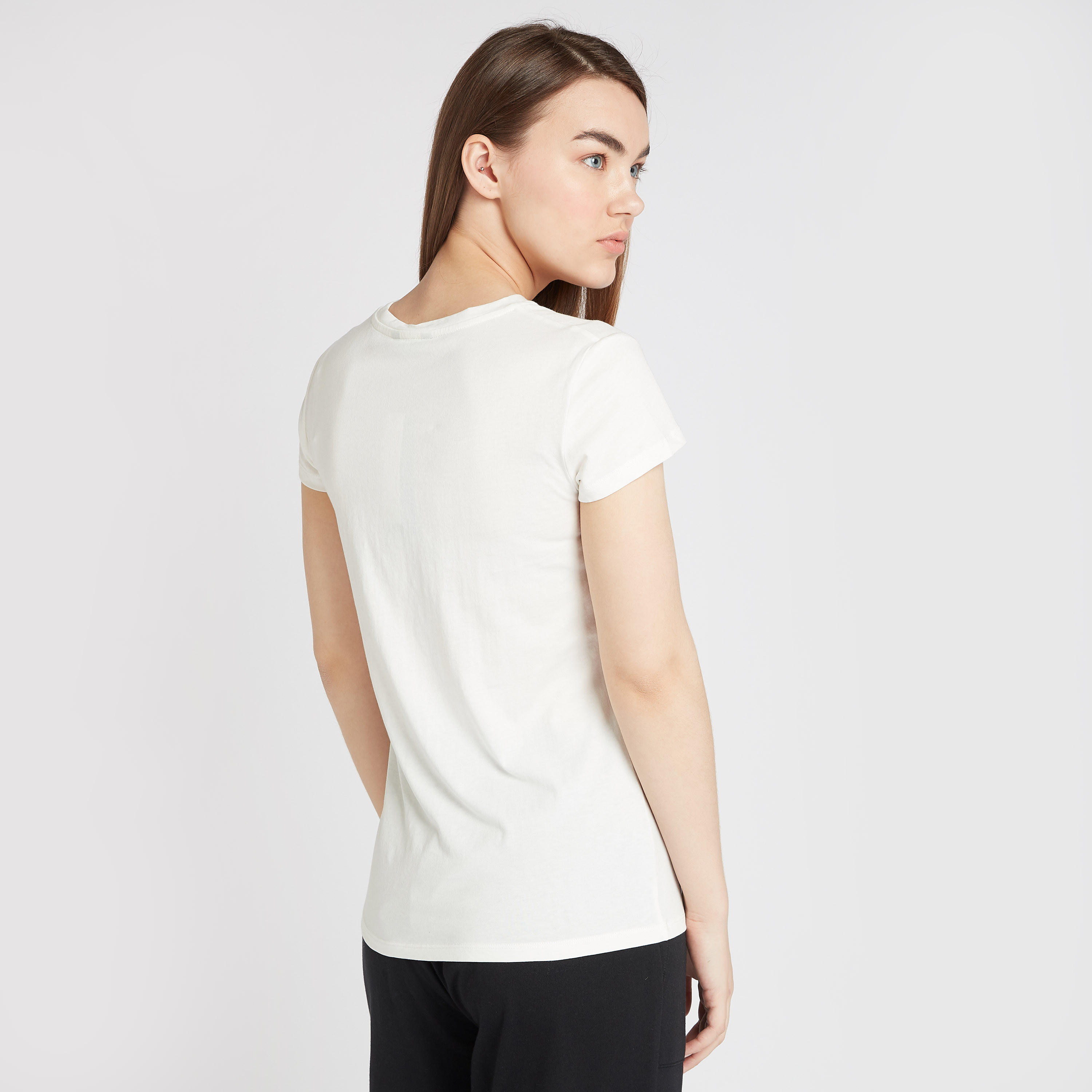 تيشيرت بياقة ضيّقة وأكمام كاب وطبعات تايبوجرافيك-women-clothing-tshirts-image-4