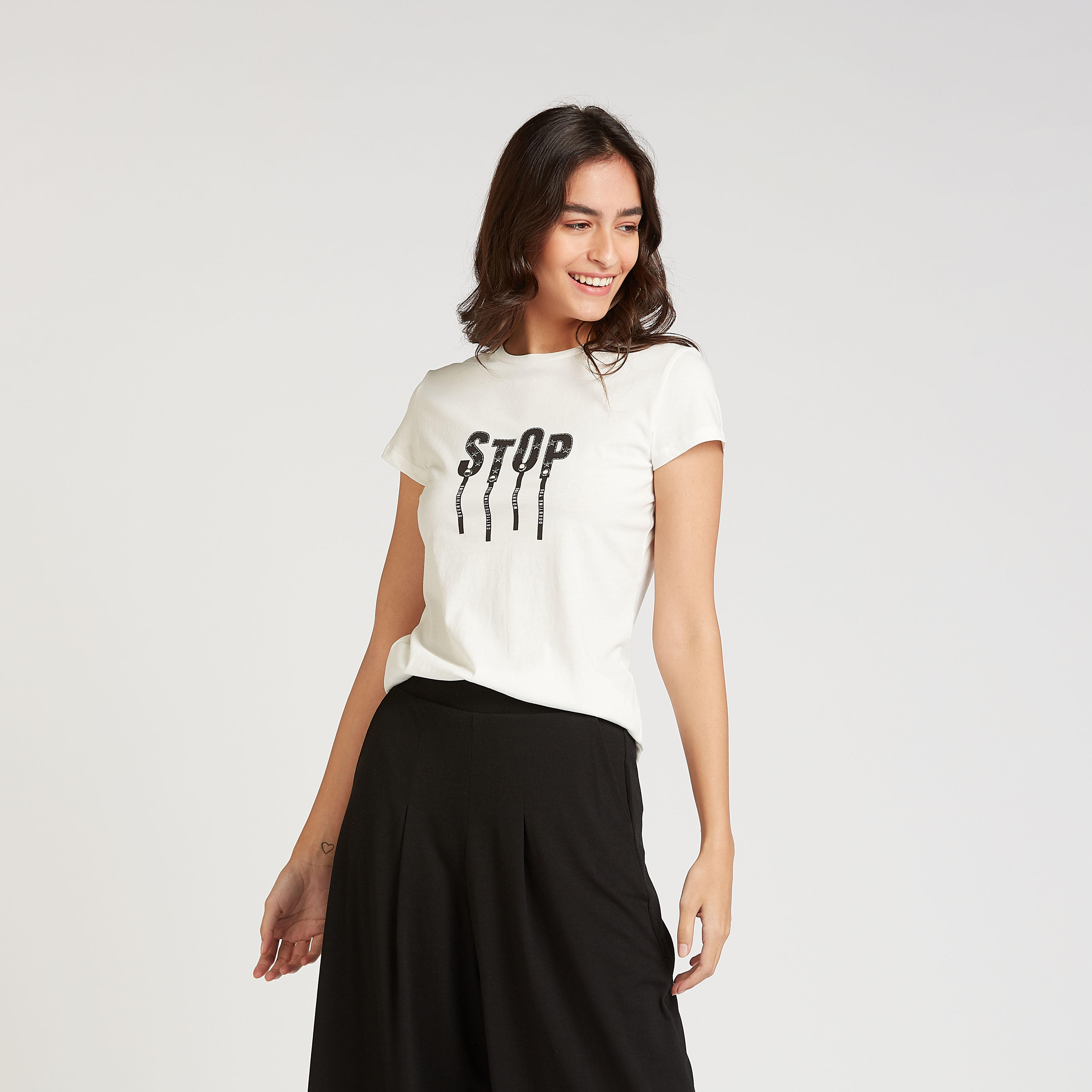 تيشيرت بياقة ضيّقة وأكمام كاب وطبعات-women-clothing-tshirts-image-1