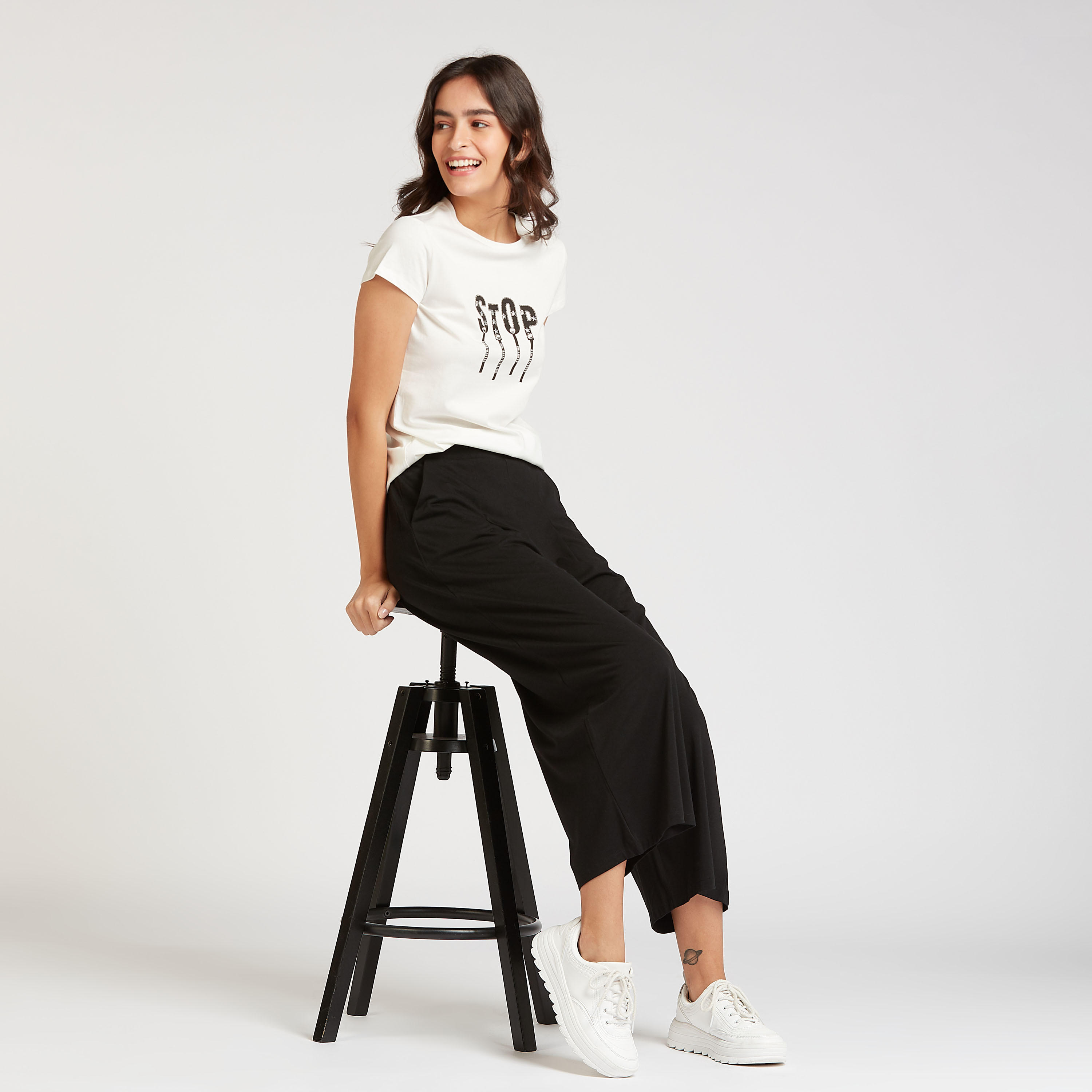 تيشيرت بياقة ضيّقة وأكمام كاب وطبعات-women-clothing-tshirts-image-2