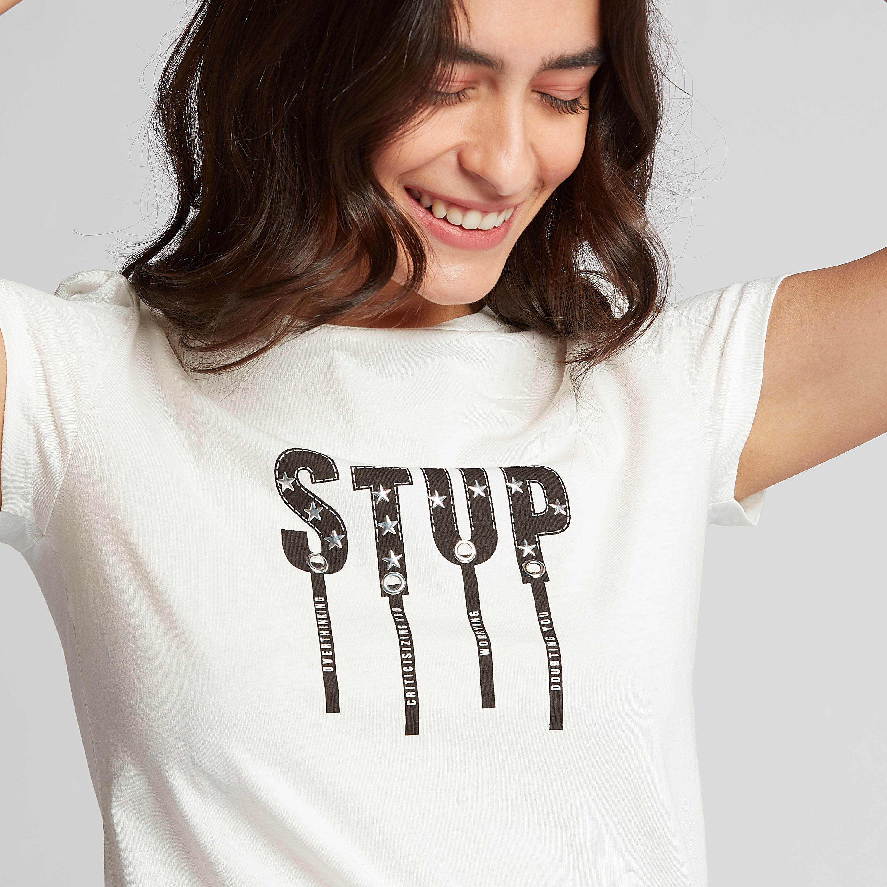 تيشيرت بياقة ضيّقة وأكمام كاب وطبعات-women-clothing-tshirts-image-3