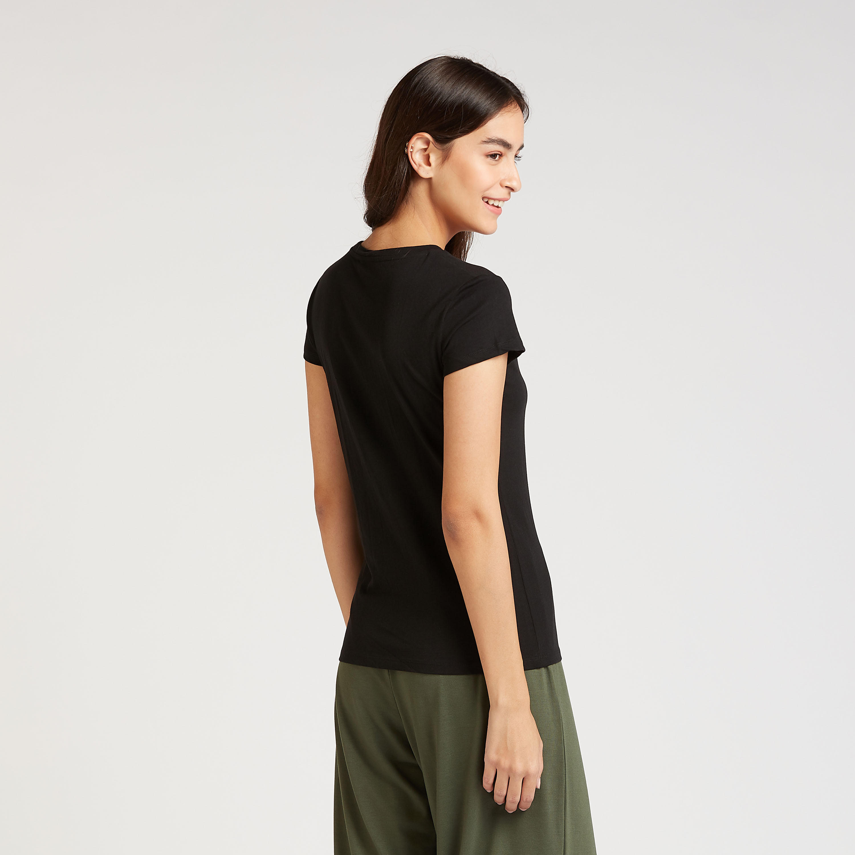 تيشيرت مزين بياقة ضيقة وأكمام قصيرة-women-clothing-tshirts-image-4