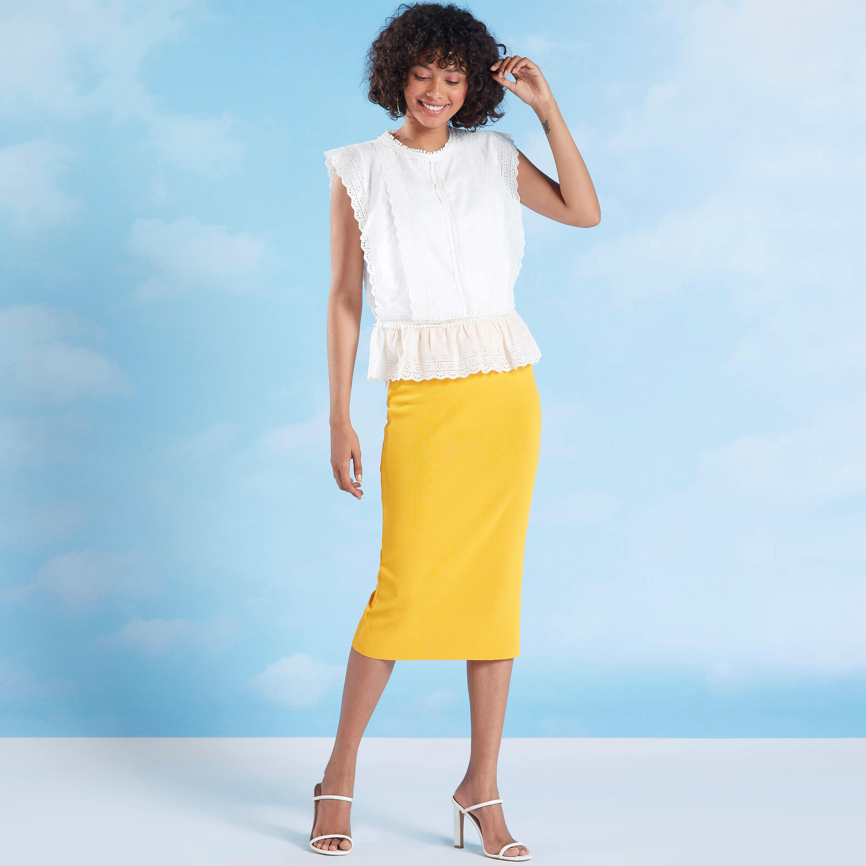 بلوزة بكشكشة دانتيل على الخصر وياقة ضيّقة وأكمام كاب-women-clothing-shirtsandblouses-blouses-image-4