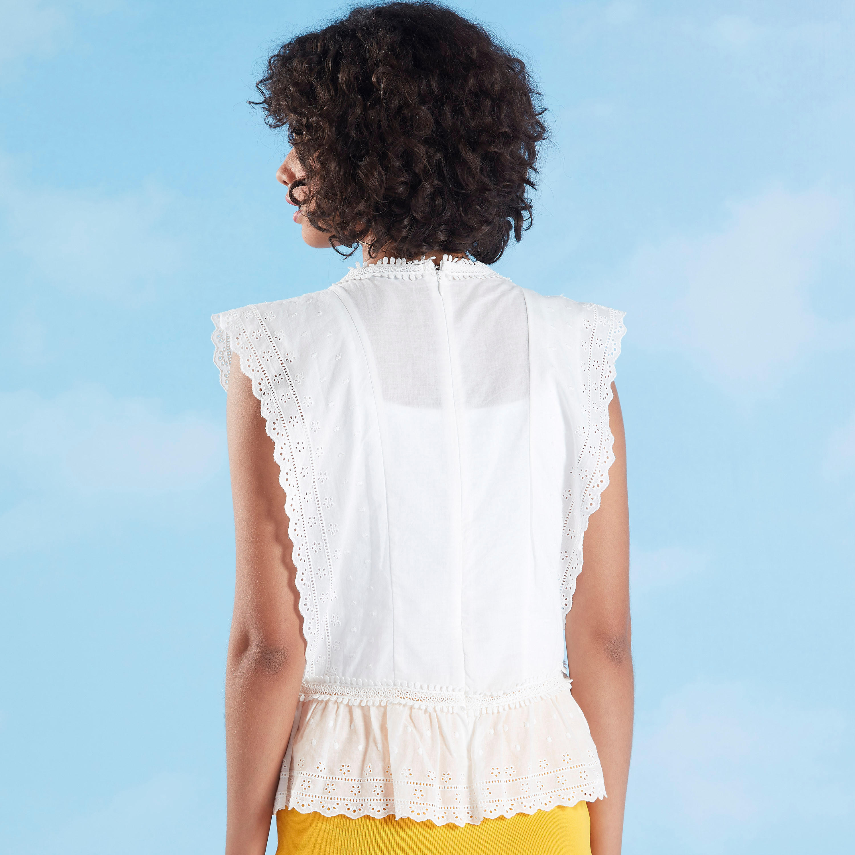 بلوزة بكشكشة دانتيل على الخصر وياقة ضيّقة وأكمام كاب-women-clothing-shirtsandblouses-blouses-image-1