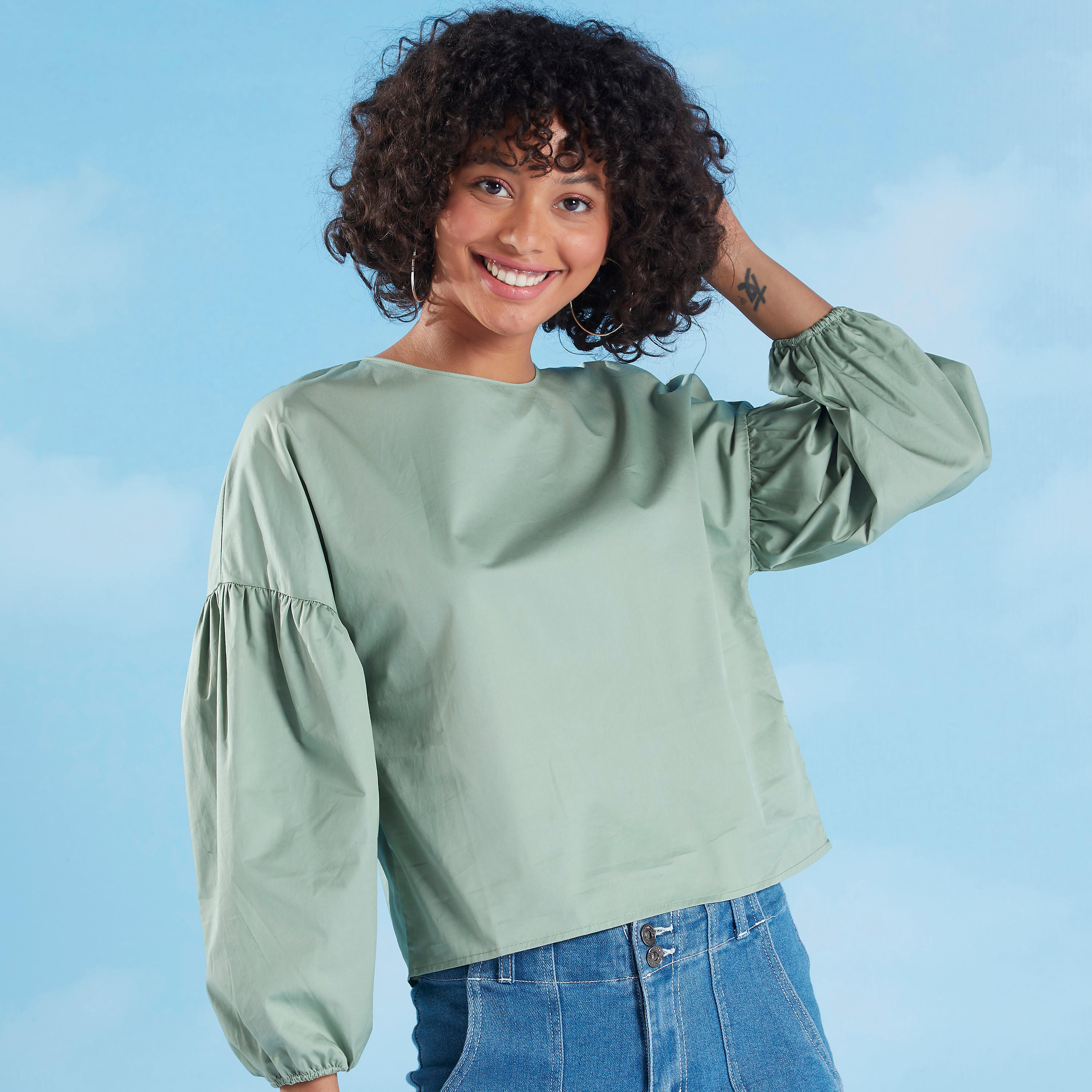 بلوزة سادة بياقة ضيّقة وأكمام منفوخة-women-clothing-shirtsandblouses-blouses-image-4