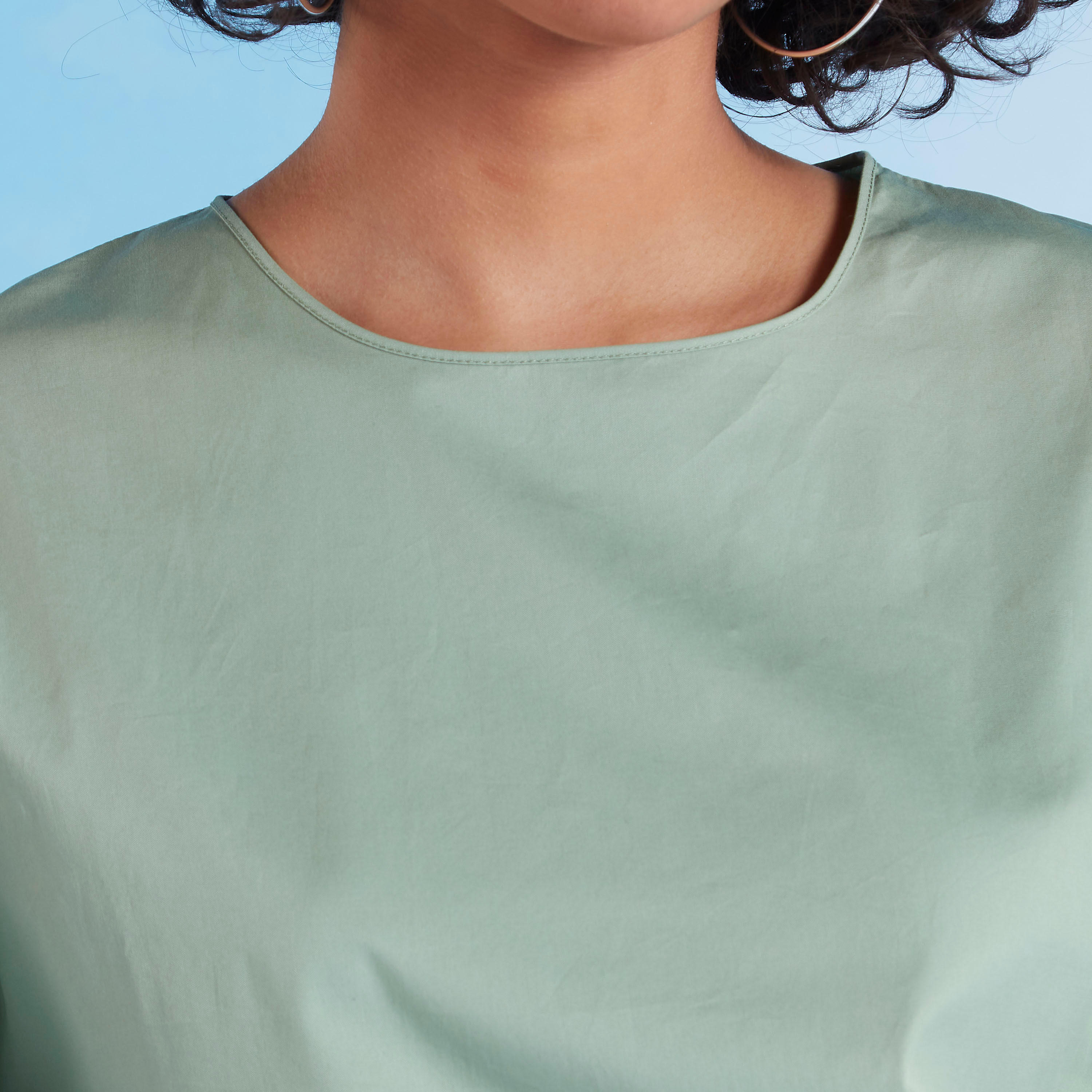 بلوزة سادة بياقة ضيّقة وأكمام منفوخة-women-clothing-shirtsandblouses-blouses-image-2