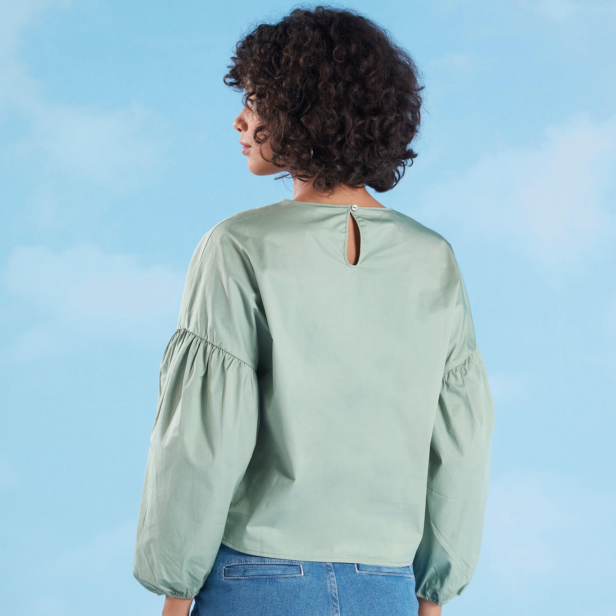 بلوزة سادة بياقة ضيّقة وأكمام منفوخة-women-clothing-shirtsandblouses-blouses-image-1