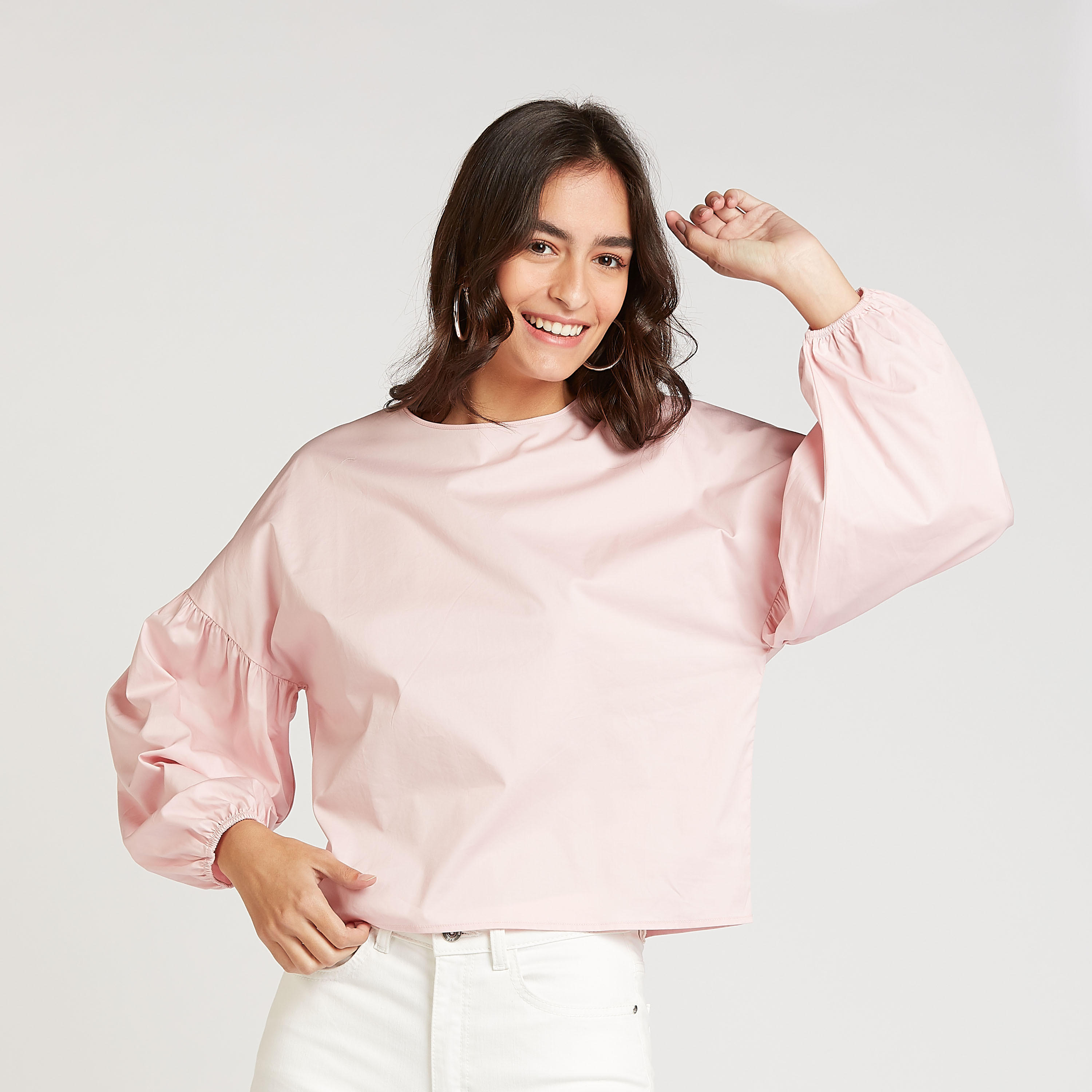 بلوزة مستدامة سادة بياقة ضيّقة وأكمام منفوخة-women-clothing-shirtsandblouses-blouses-image-1