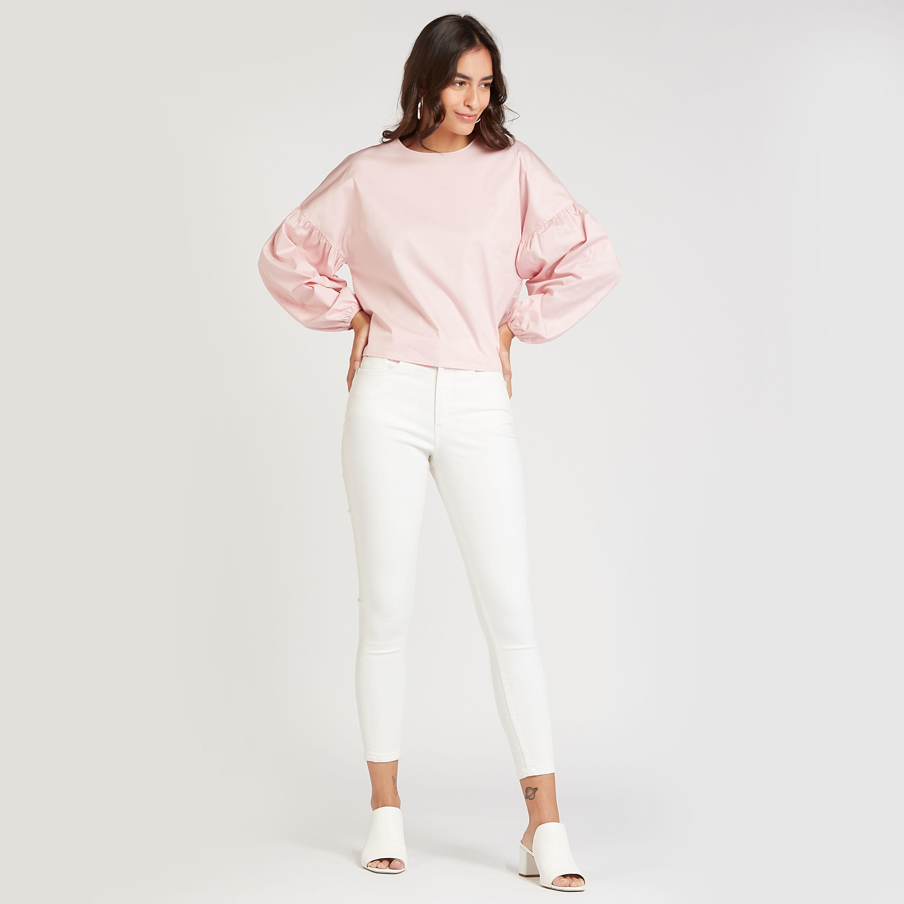 بلوزة مستدامة سادة بياقة ضيّقة وأكمام منفوخة-women-clothing-shirtsandblouses-blouses-image-2