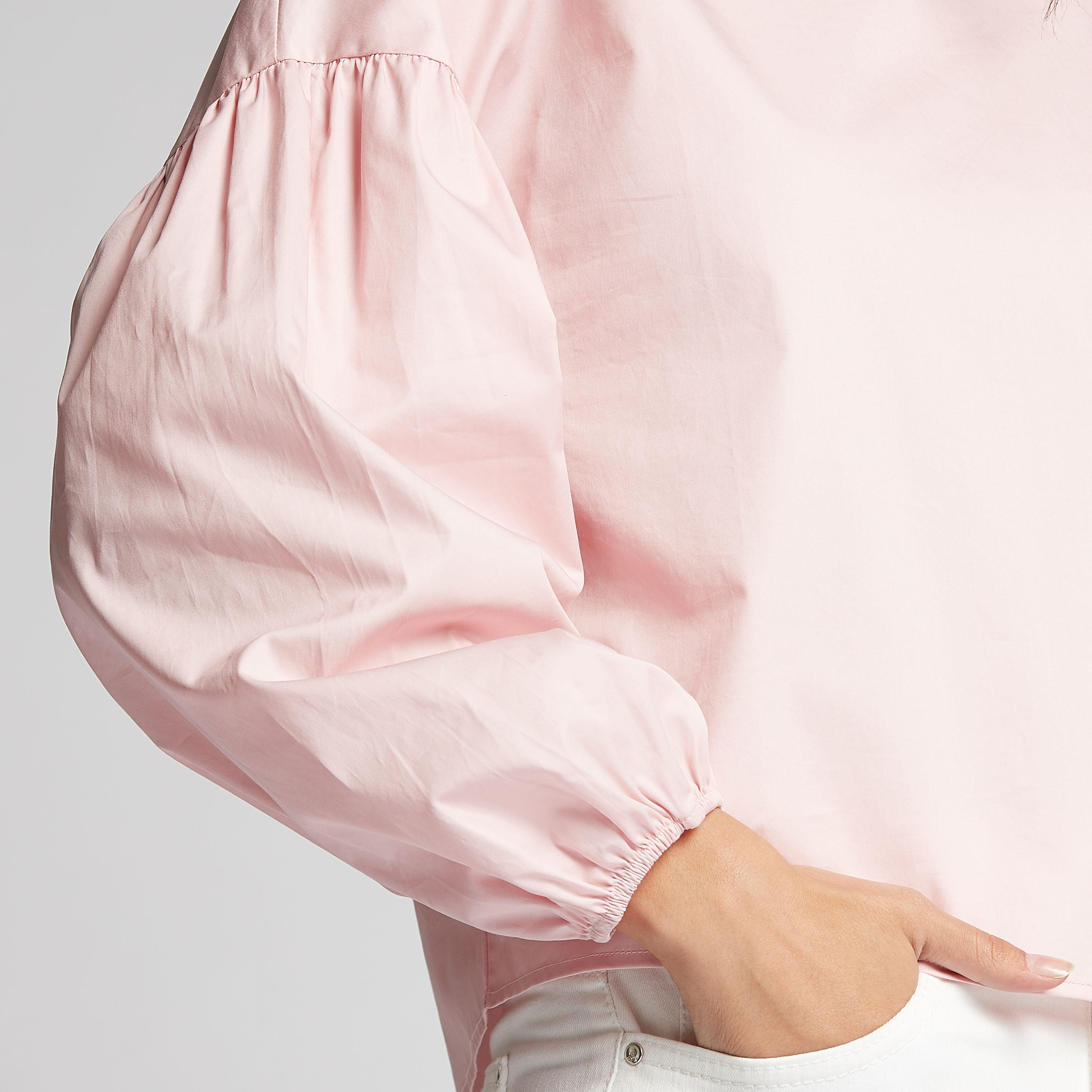 بلوزة مستدامة سادة بياقة ضيّقة وأكمام منفوخة-women-clothing-shirtsandblouses-blouses-image-3