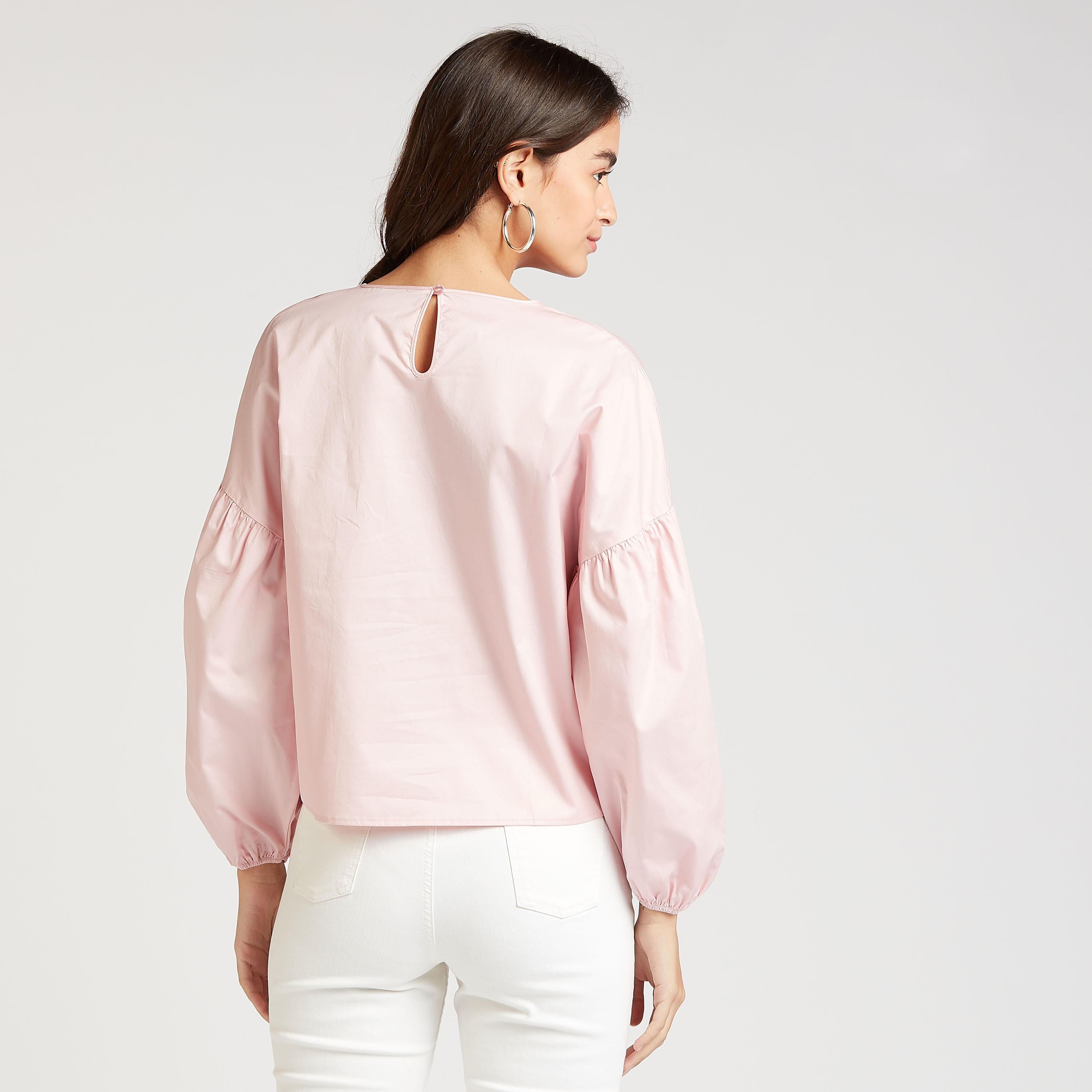 بلوزة مستدامة سادة بياقة ضيّقة وأكمام منفوخة-women-clothing-shirtsandblouses-blouses-image-4