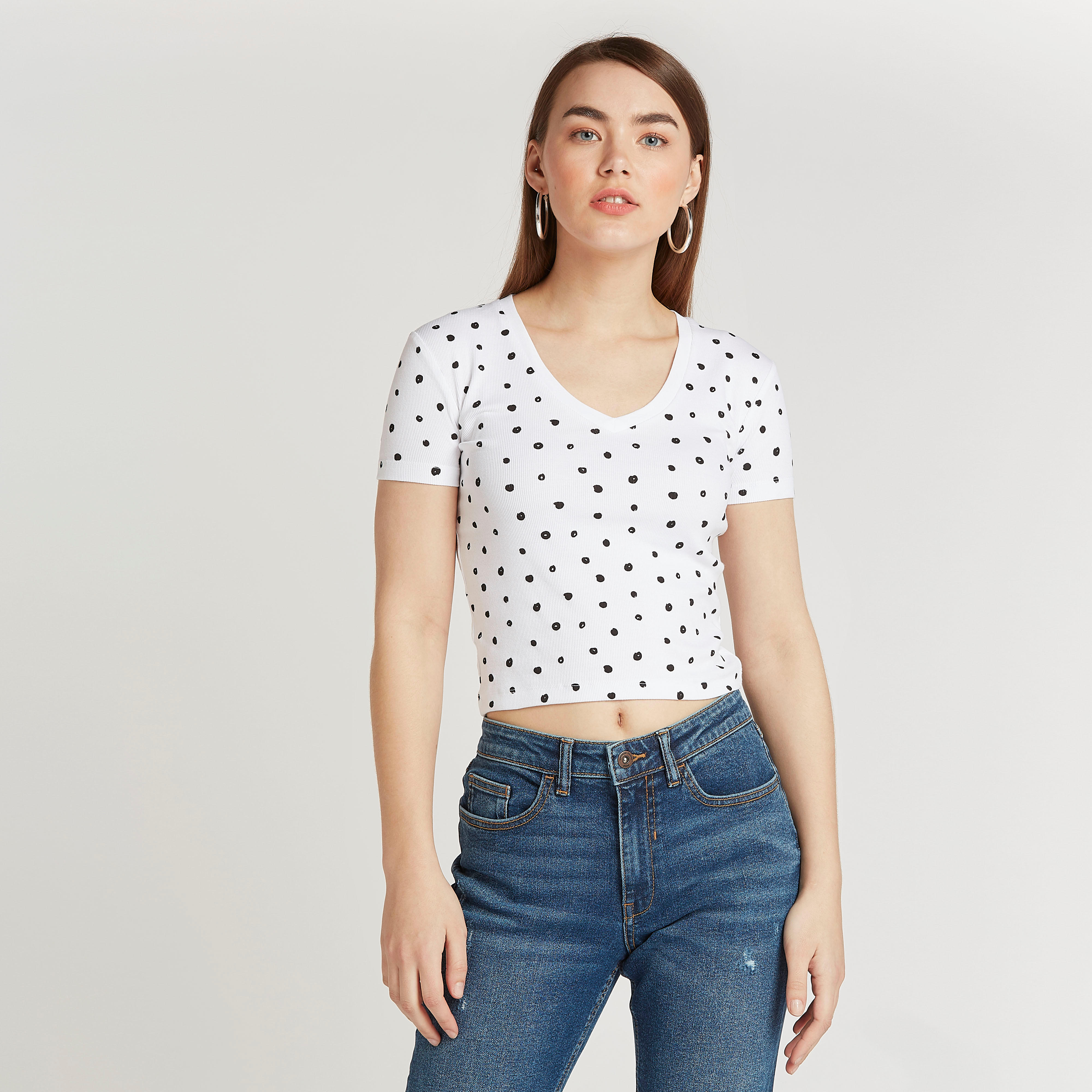 بلوزة قصيرة سليم بطبعات وياقة V وأكمام قصيرة-women-clothing-tshirts-image-1