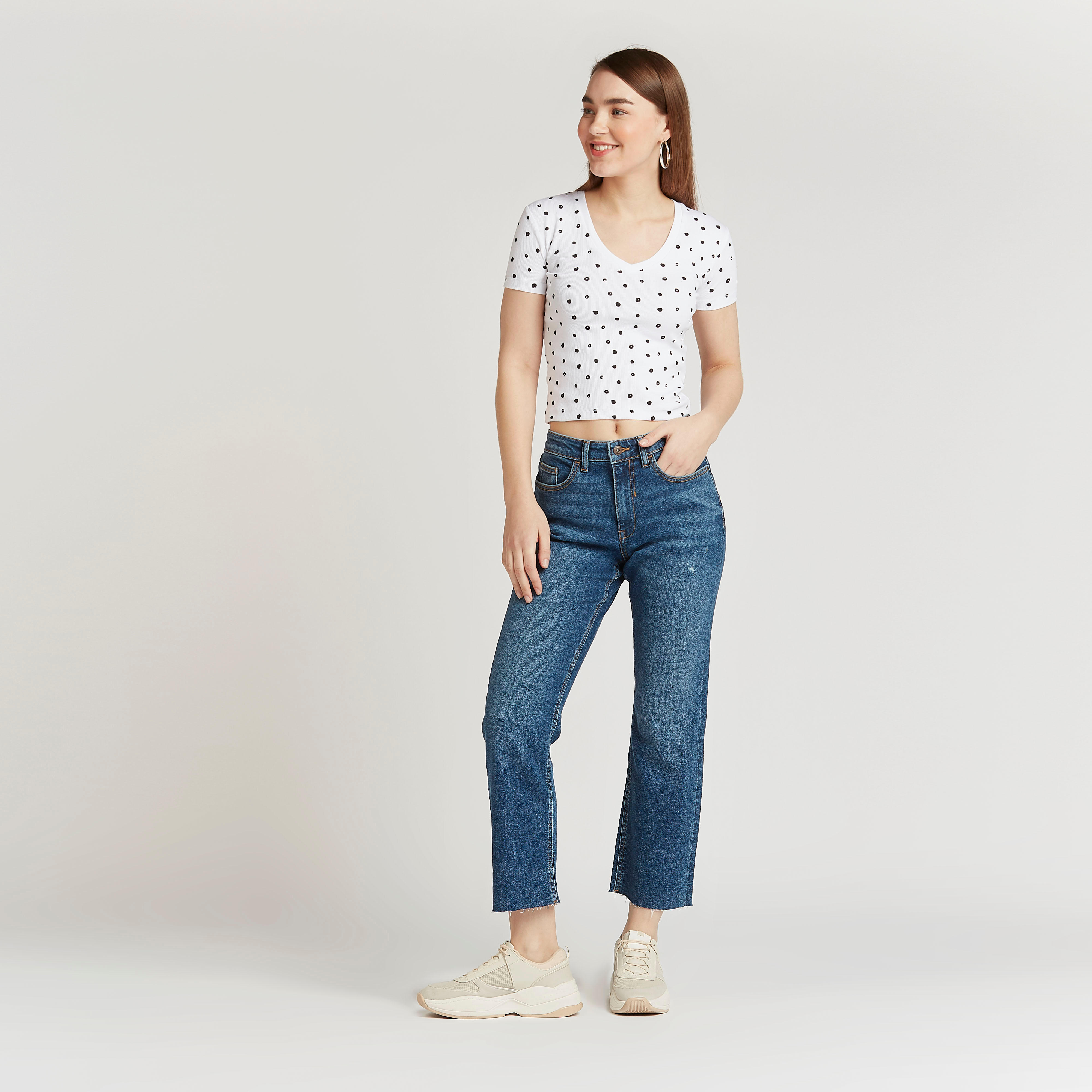 بلوزة قصيرة سليم بطبعات وياقة V وأكمام قصيرة-women-clothing-tshirts-image-2