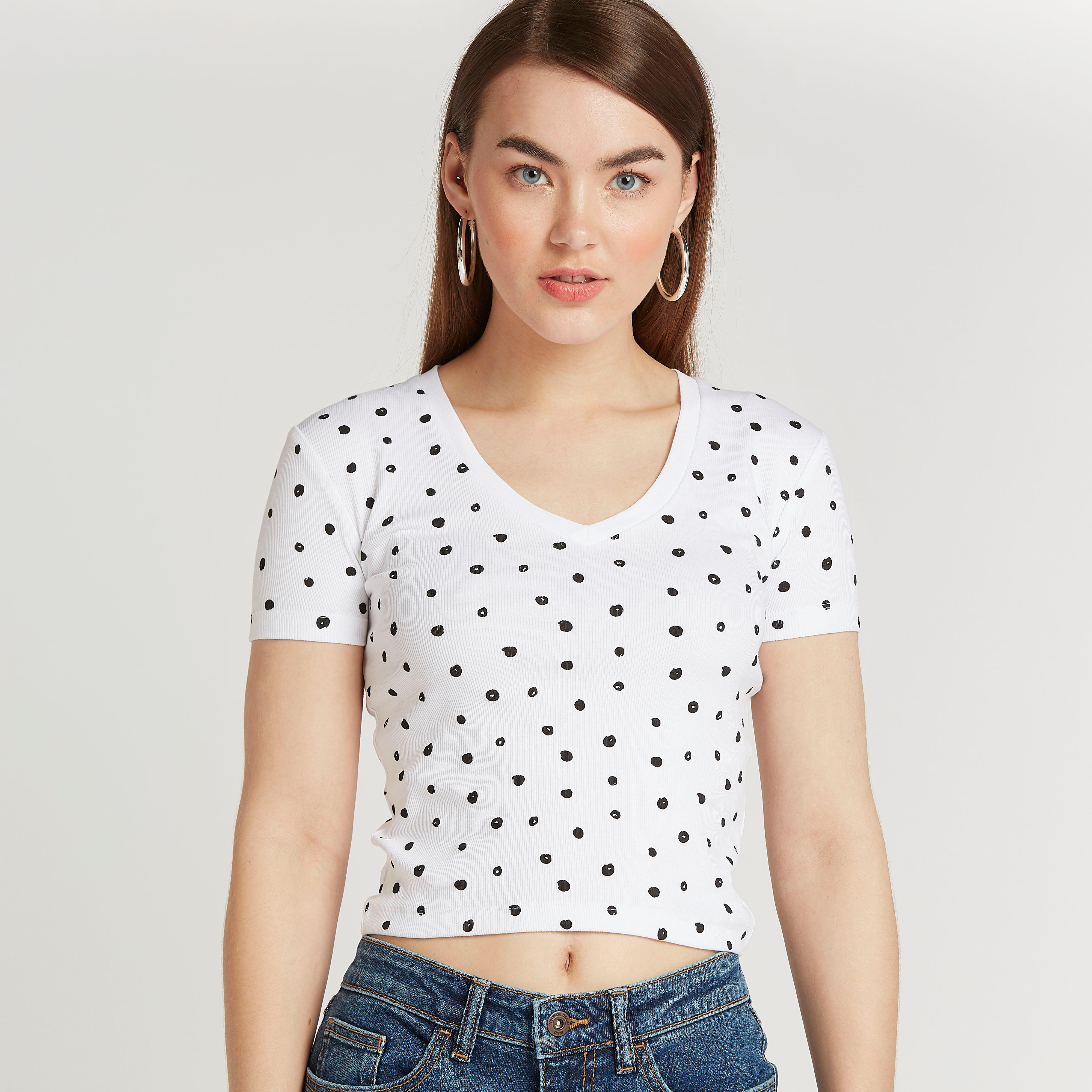 بلوزة قصيرة سليم بطبعات وياقة V وأكمام قصيرة-women-clothing-tshirts-image-3