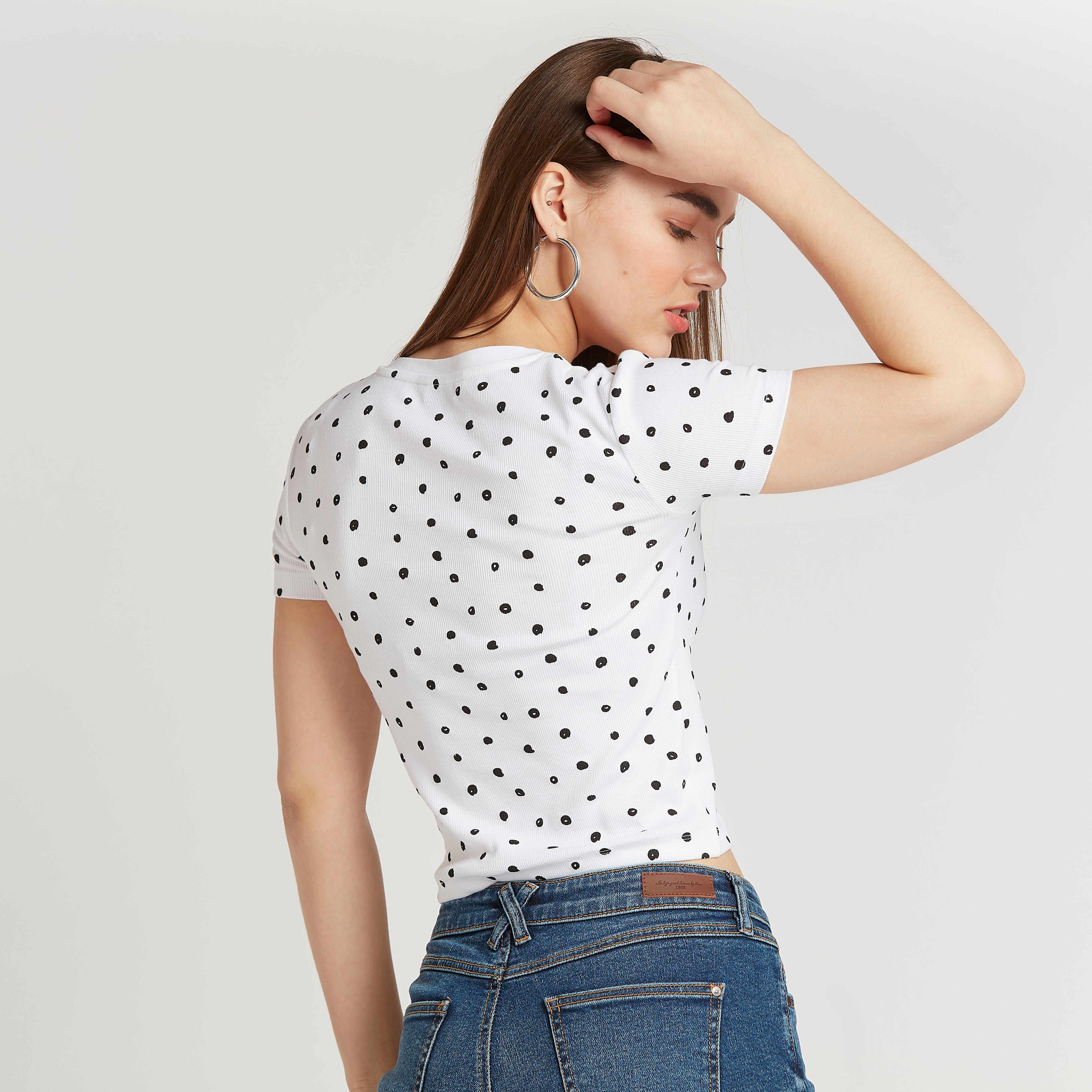 بلوزة قصيرة سليم بطبعات وياقة V وأكمام قصيرة-women-clothing-tshirts-image-4