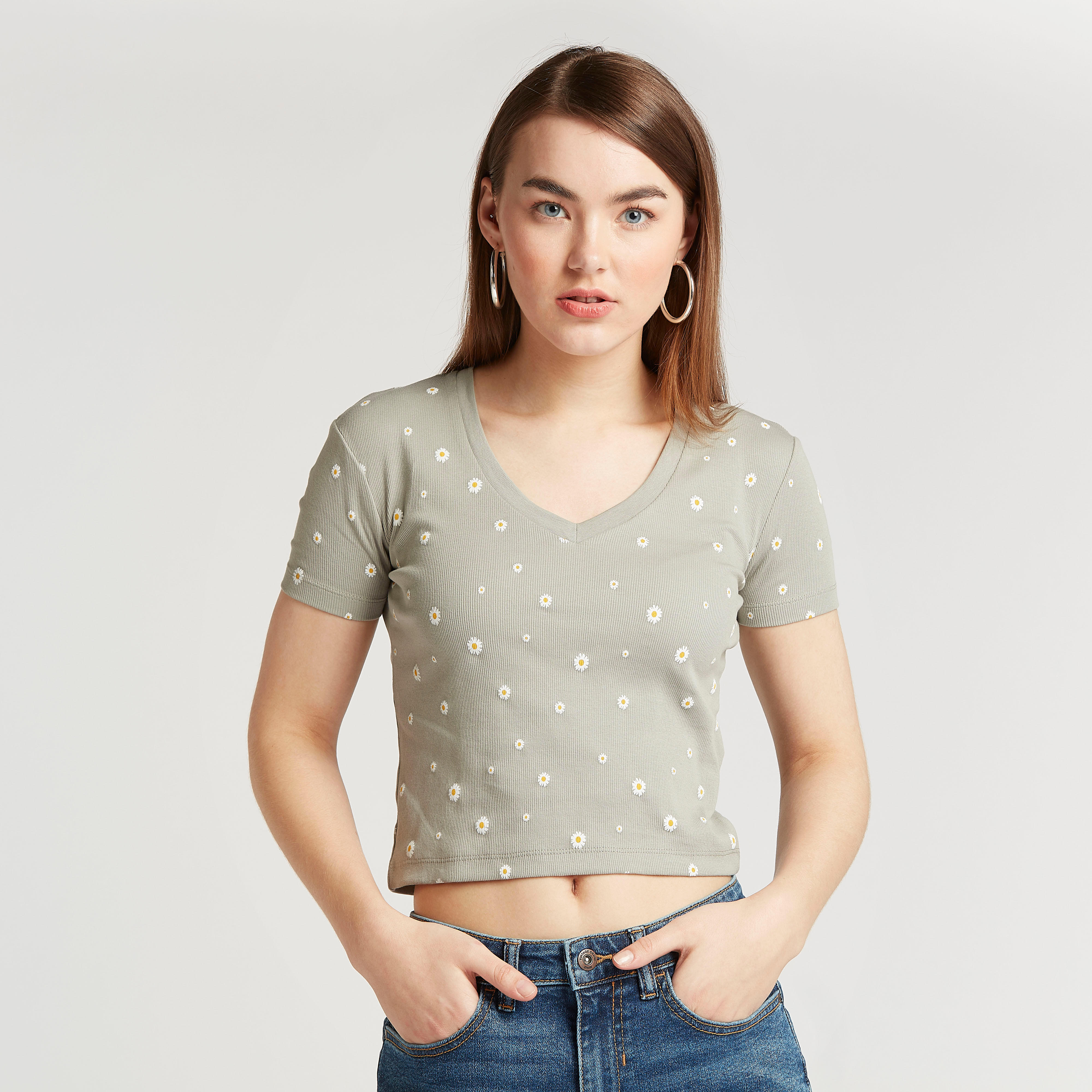 بلوزة قصيرة سليم بطبعات أزهار وياقة v وأكمام قصيرة-women-clothing-tshirts-image-1