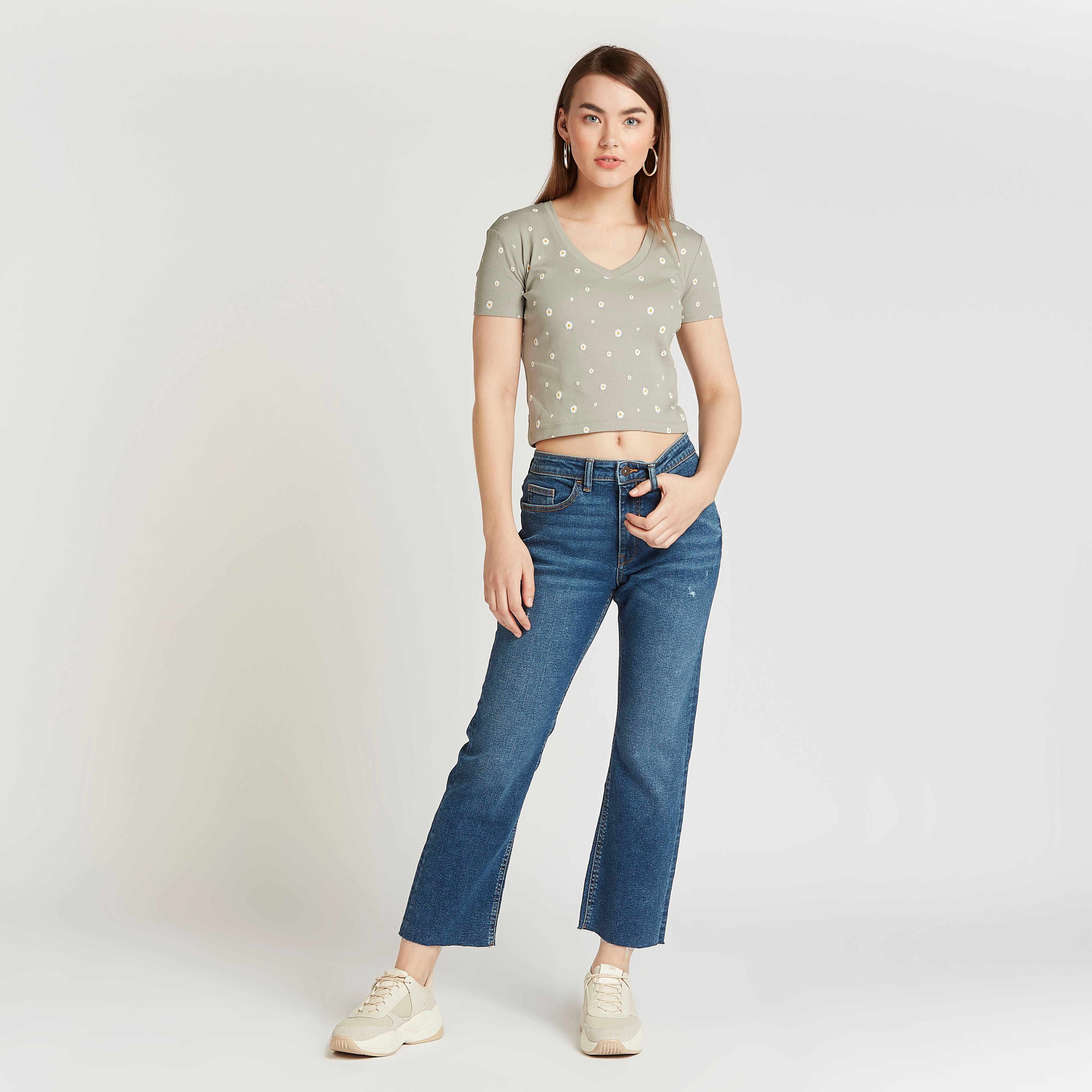 بلوزة قصيرة سليم بطبعات أزهار وياقة v وأكمام قصيرة-women-clothing-tshirts-image-2