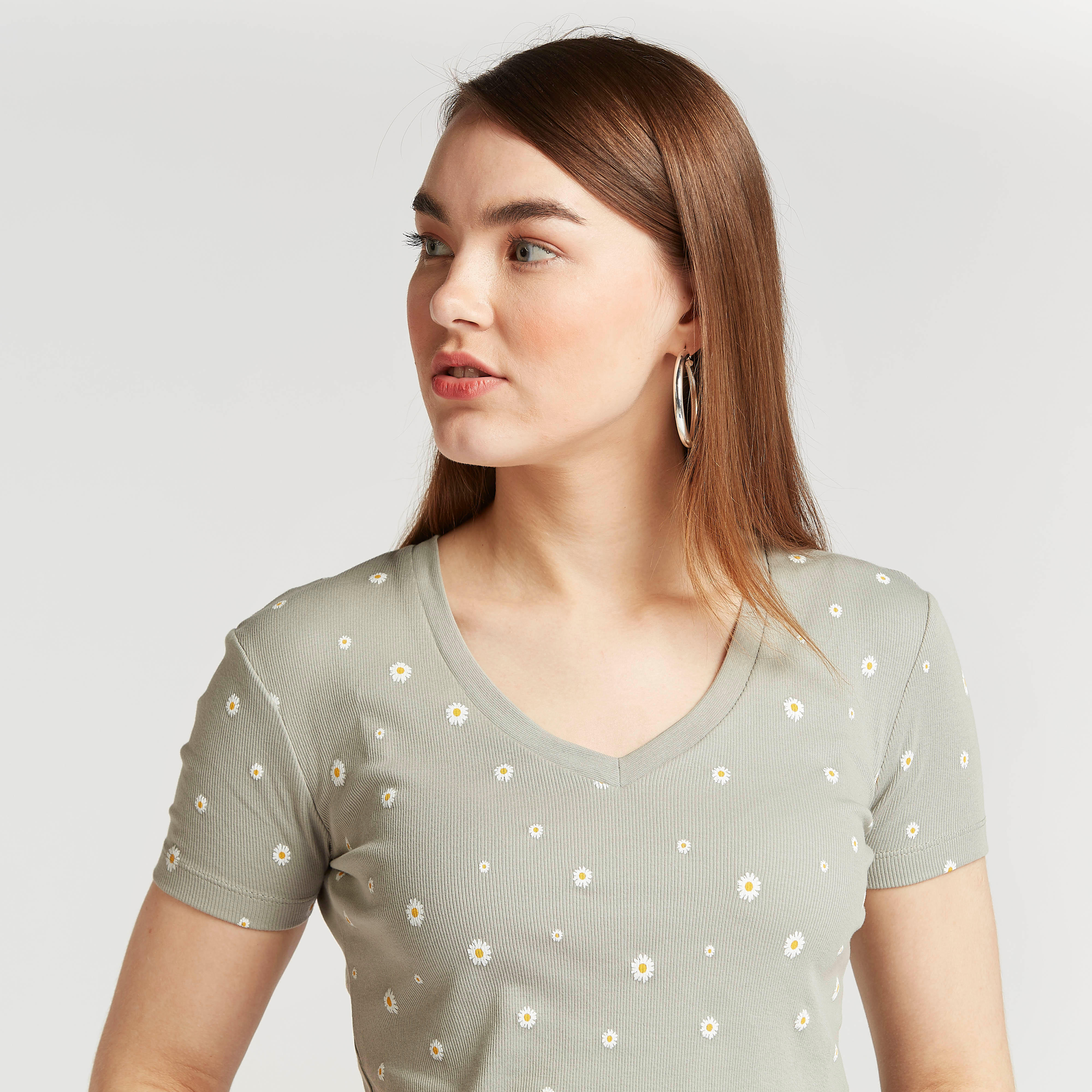 بلوزة قصيرة سليم بطبعات أزهار وياقة v وأكمام قصيرة-women-clothing-tshirts-image-3