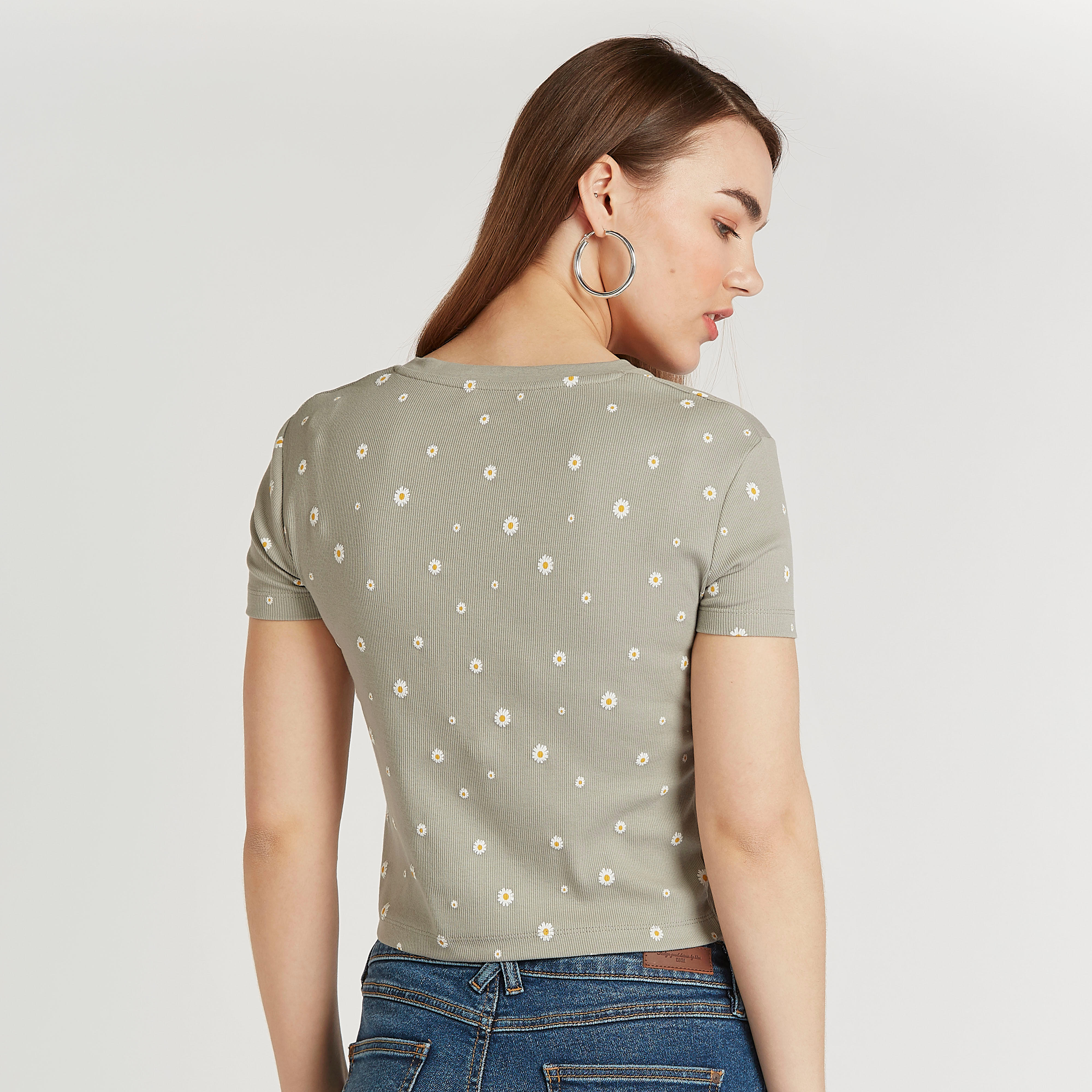 بلوزة قصيرة سليم بطبعات أزهار وياقة v وأكمام قصيرة-women-clothing-tshirts-image-4