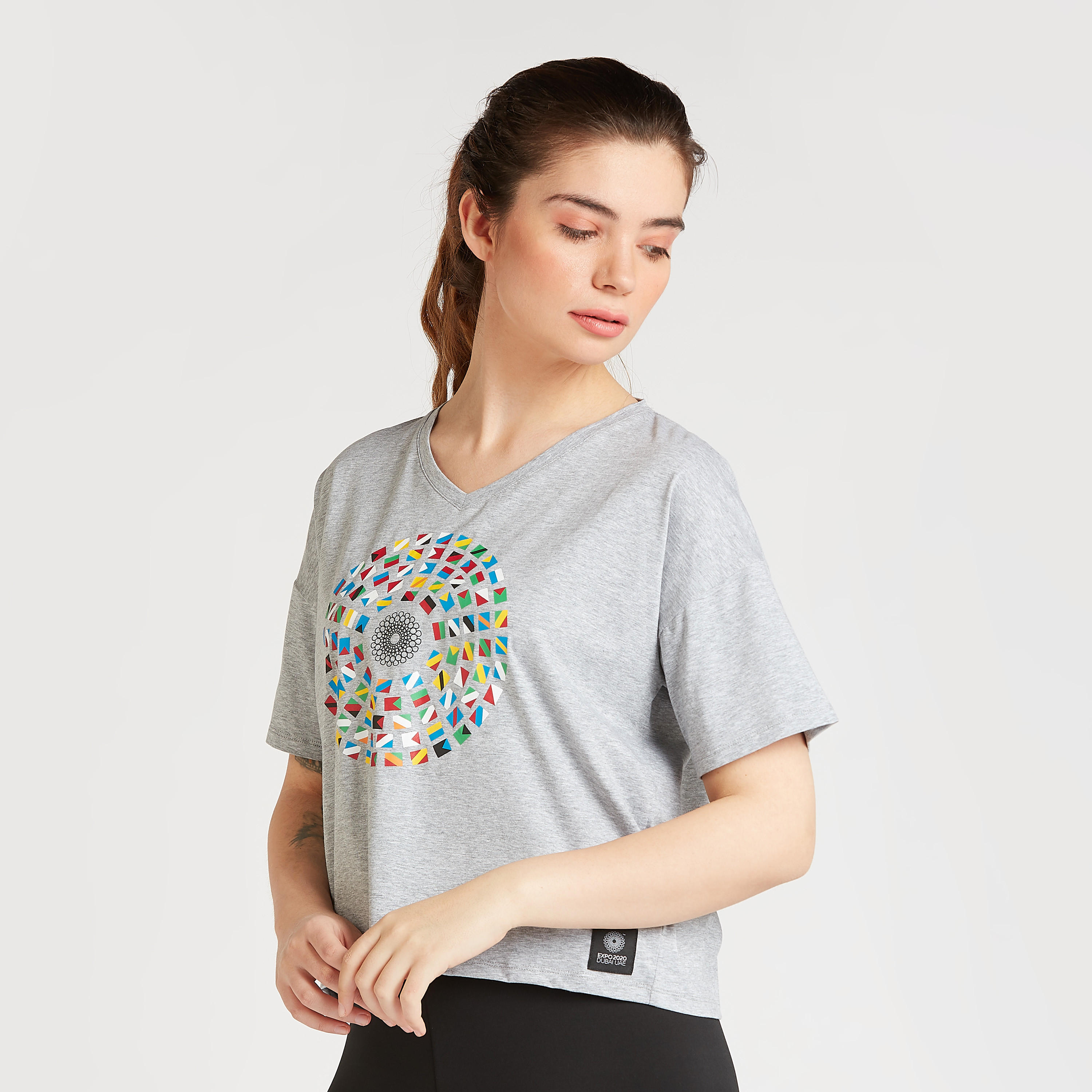 تيشيرت قصير بطبعات وياقة V وأكمام قصيرة اكسبو 2020-women-clothing-tshirts-image-1