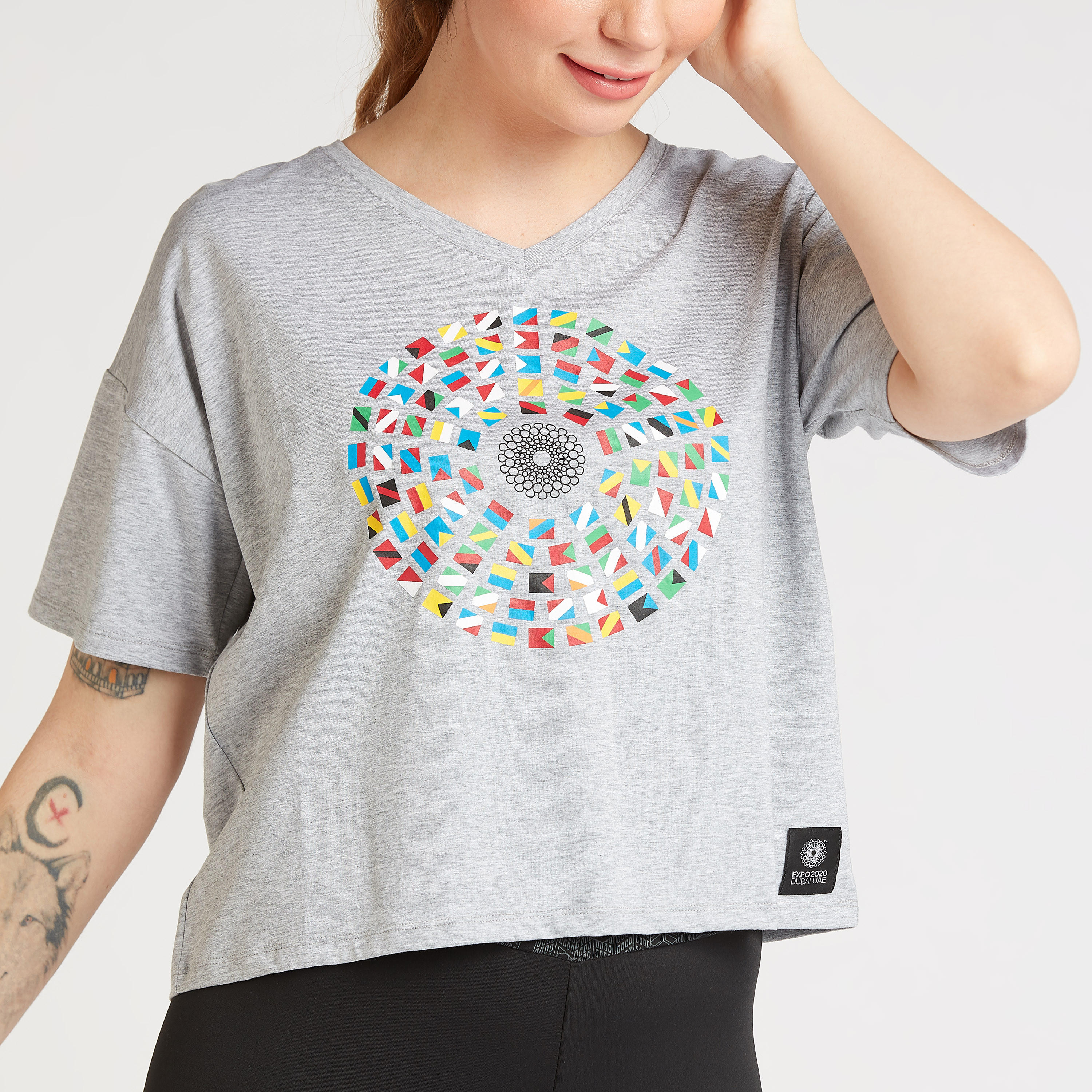 تيشيرت قصير بطبعات وياقة V وأكمام قصيرة اكسبو 2020-women-clothing-tshirts-image-3