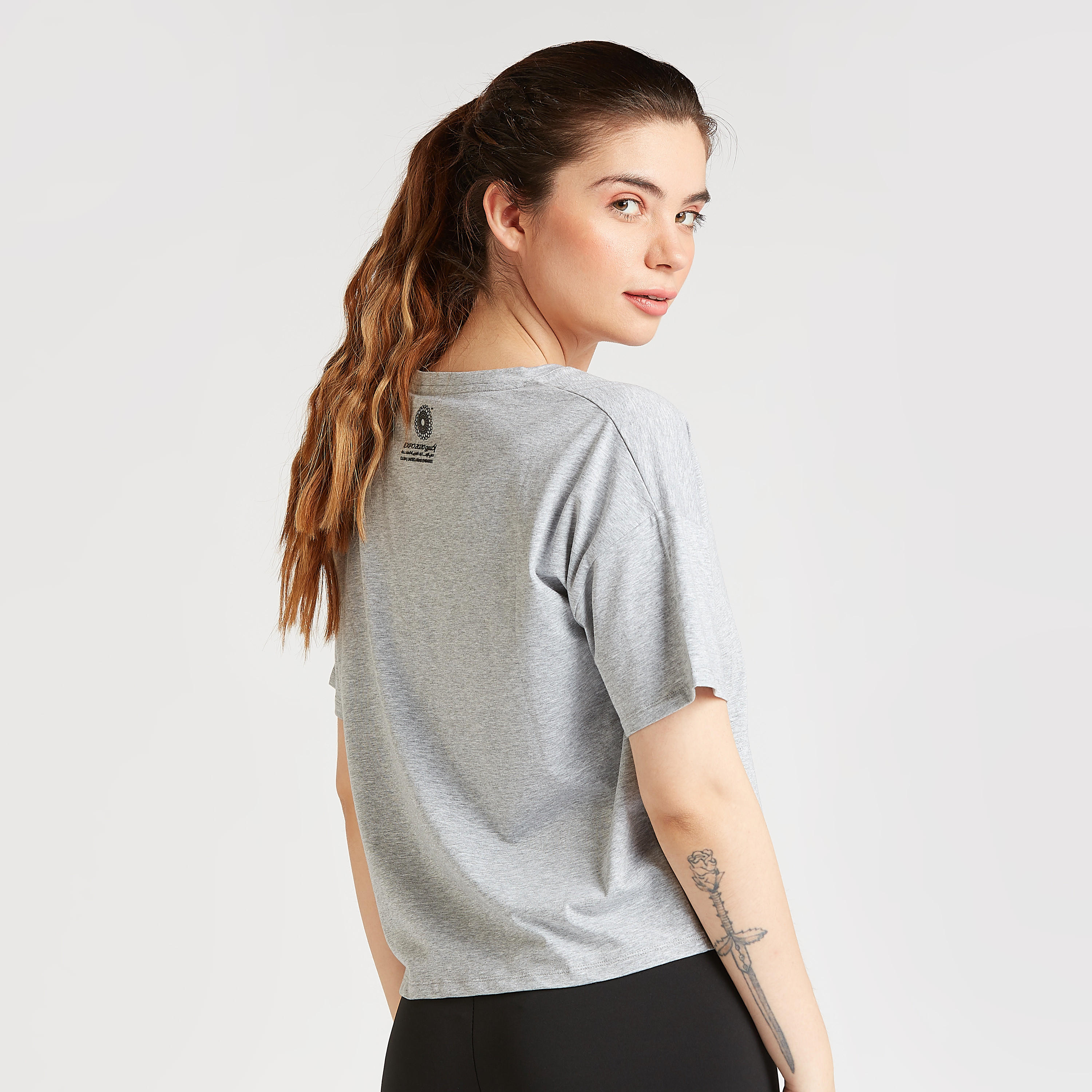 تيشيرت قصير بطبعات وياقة V وأكمام قصيرة اكسبو 2020-women-clothing-tshirts-image-4