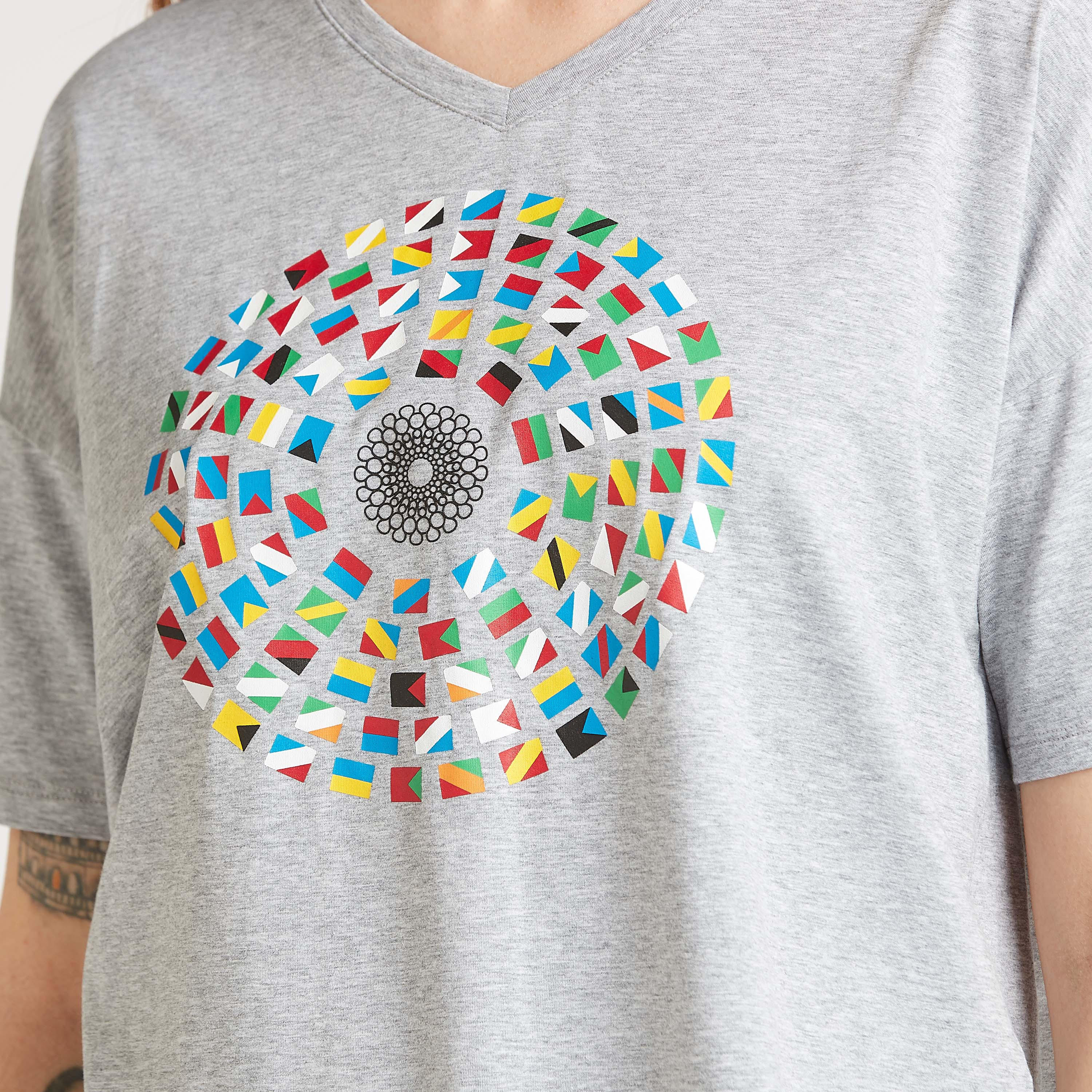 تيشيرت قصير بطبعات وياقة V وأكمام قصيرة اكسبو 2020-women-clothing-tshirts-image-5