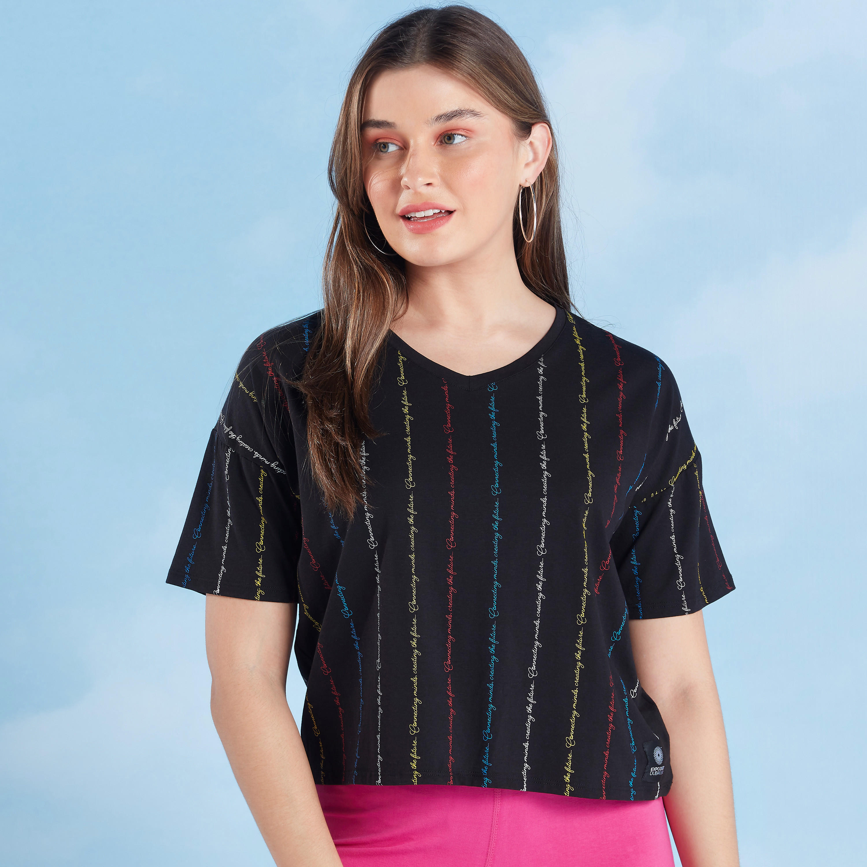 تيشيرت قصير بطبعات وياقة V وأكمام قصيرة اكسبو 2020-women-clothing-tshirts-image-1