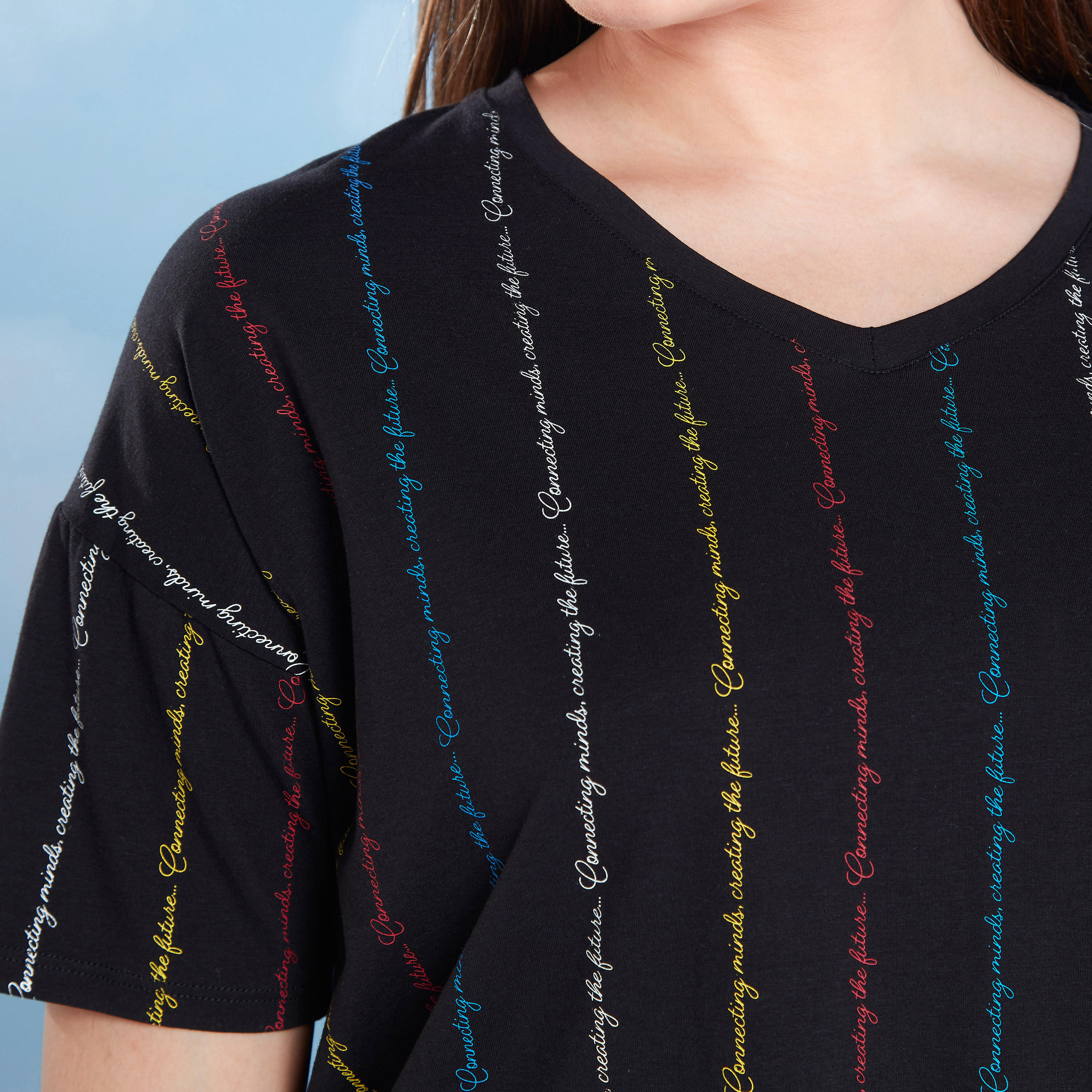 تيشيرت قصير بطبعات وياقة V وأكمام قصيرة اكسبو 2020-women-clothing-tshirts-image-3