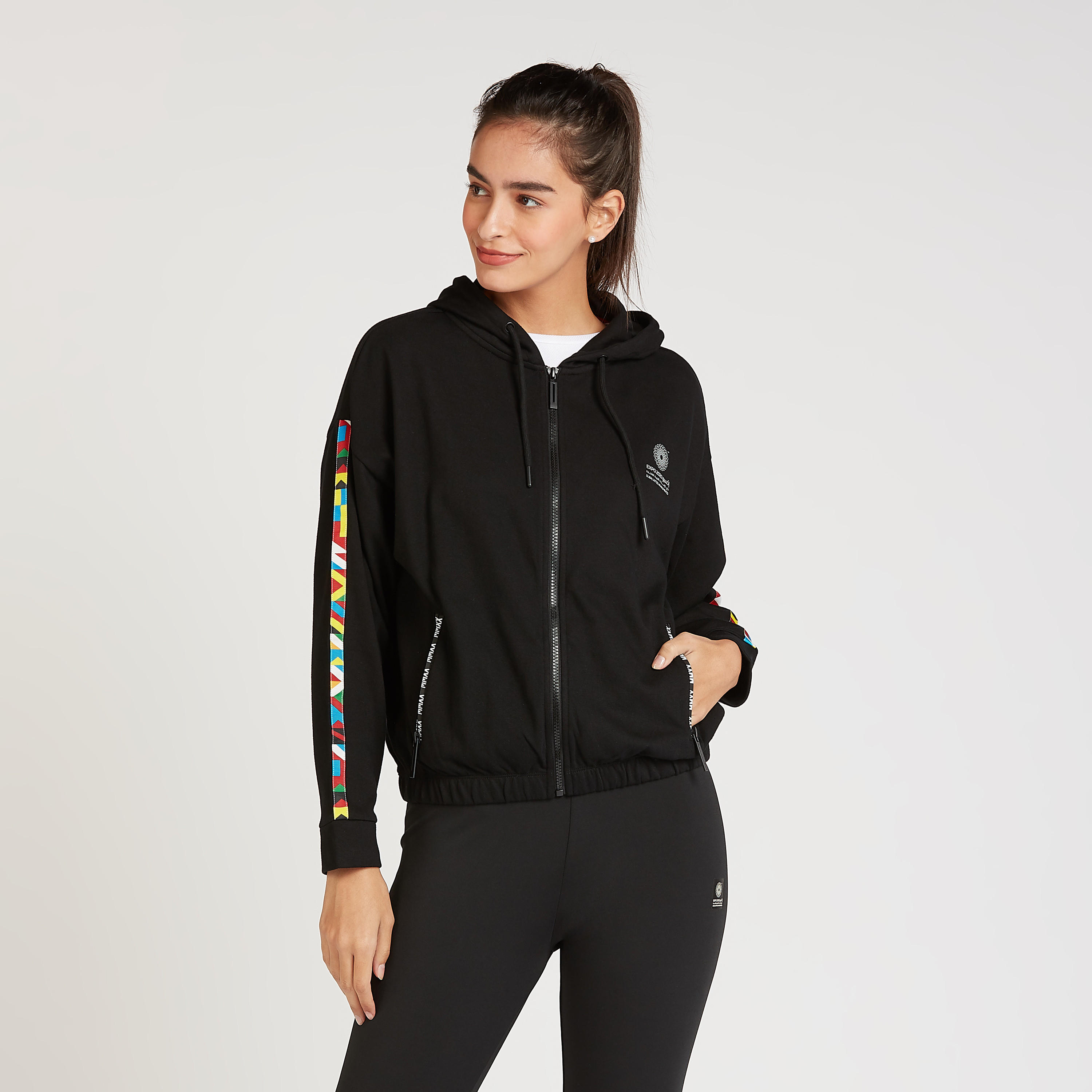 هودي مستدام بأكمام بتفاصيل شريطة بطبعات من إكسبو 2020-women-winterwear-hoodiesandsweatshirts-hoodies-image-1